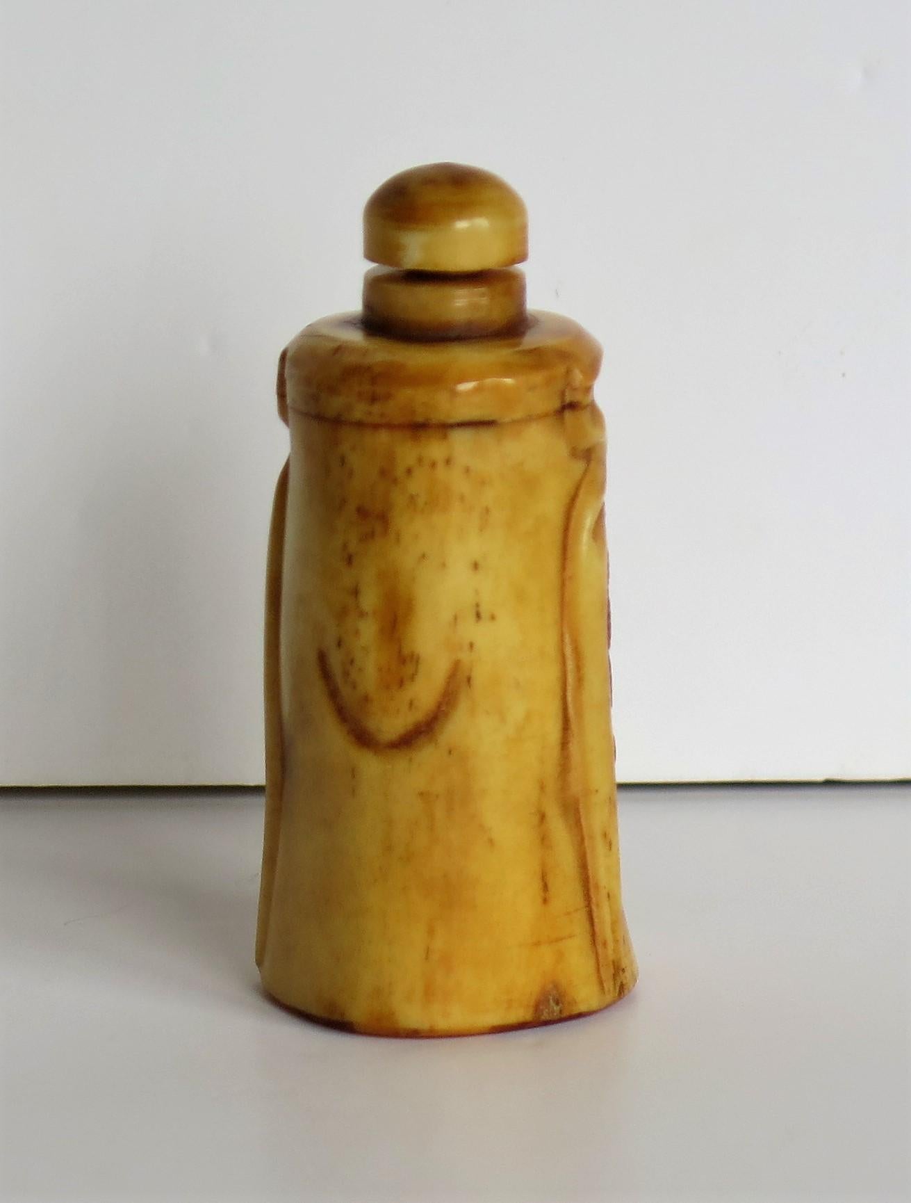 Chinese Snuff Bottle Guanyin Buddhist Deity Hand Carved Bovine Bone, circa 1930s In Good Condition In Lincoln, Lincolnshire