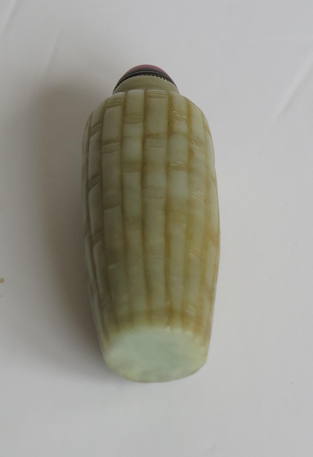 Chinese Snuff Bottle Hand Carved Natural Serpentine Stone Spoon Top, circa 1920 10