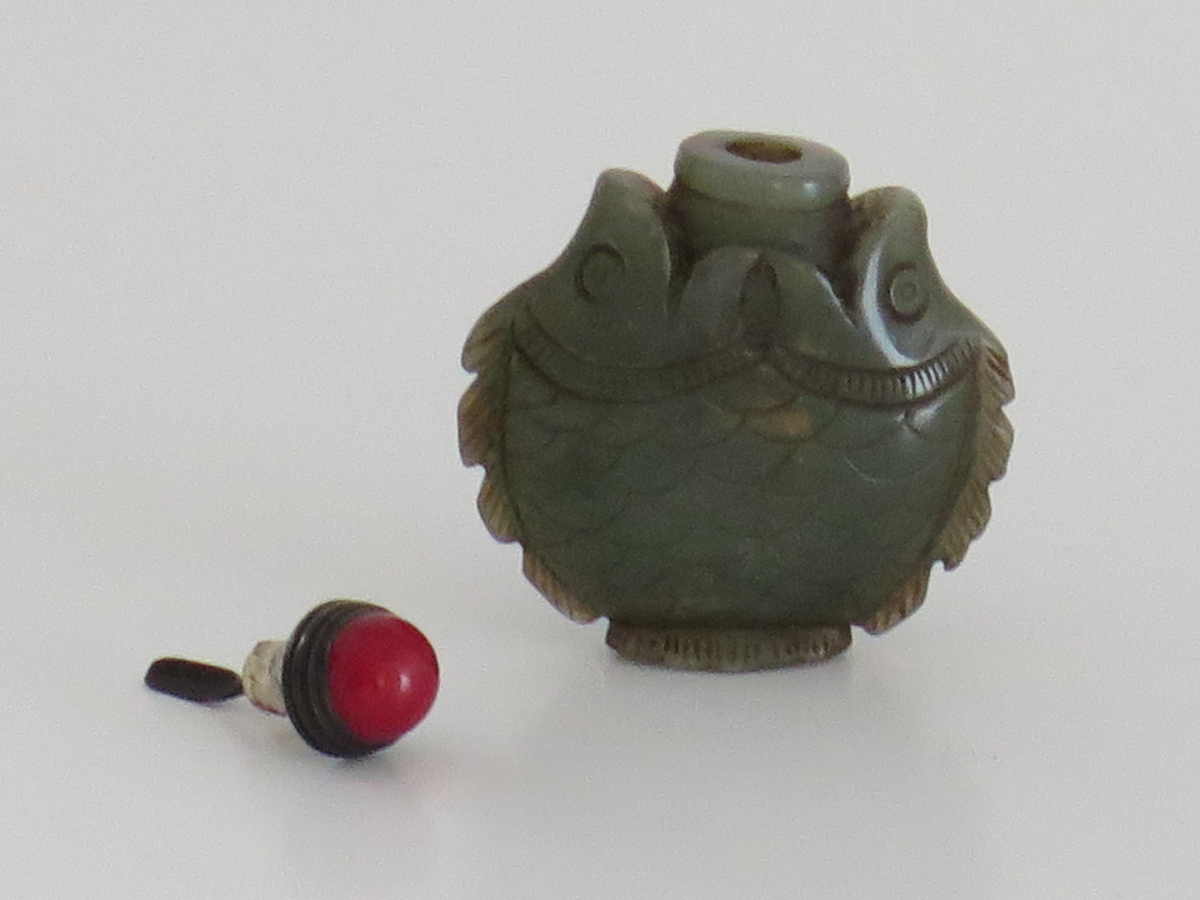 Chinesische Schnupftabakflasche, handgeschnitzt mit natürlicher Serpentinenstein-Löffelplatte, um 1890 (Bronze) im Angebot