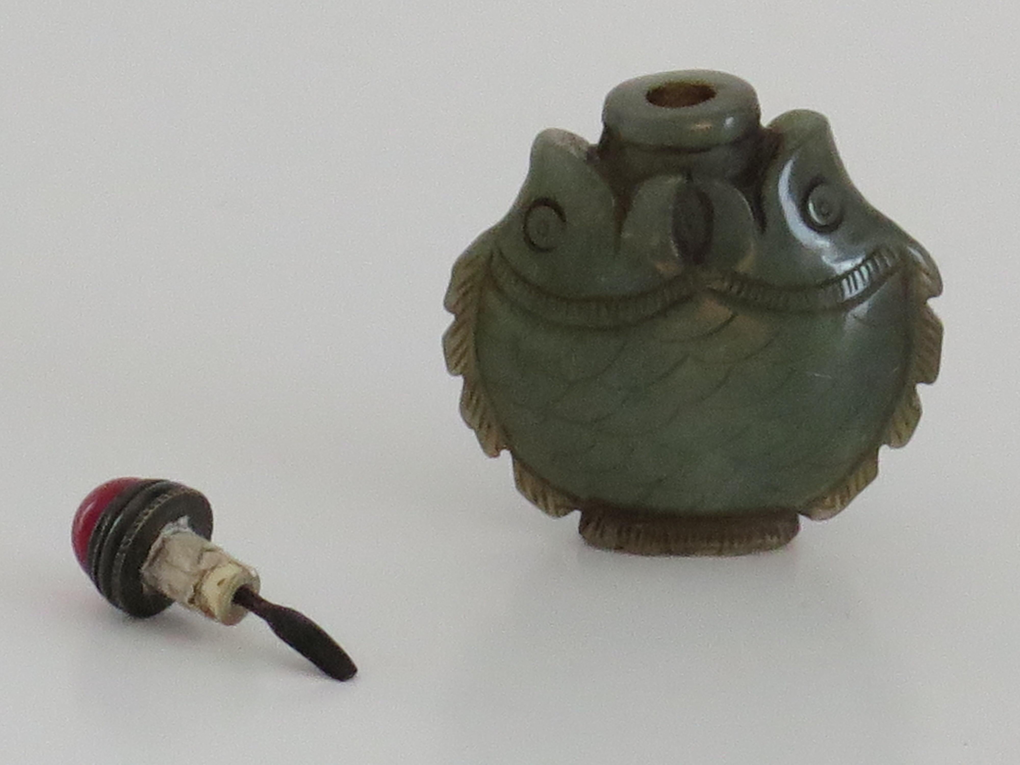 Chinesische Schnupftabakflasche, handgeschnitzt mit natürlicher Serpentinenstein-Löffelplatte, um 1890 im Angebot 1