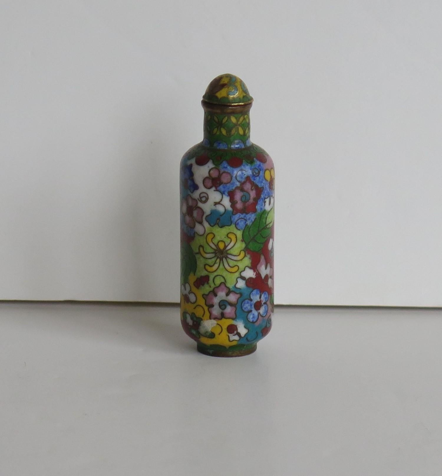 Chinese Snuff Bottle Hand Enameled Cloisonne 100 Flowers Decoration, 19thC Qing In Good Condition In Lincoln, Lincolnshire