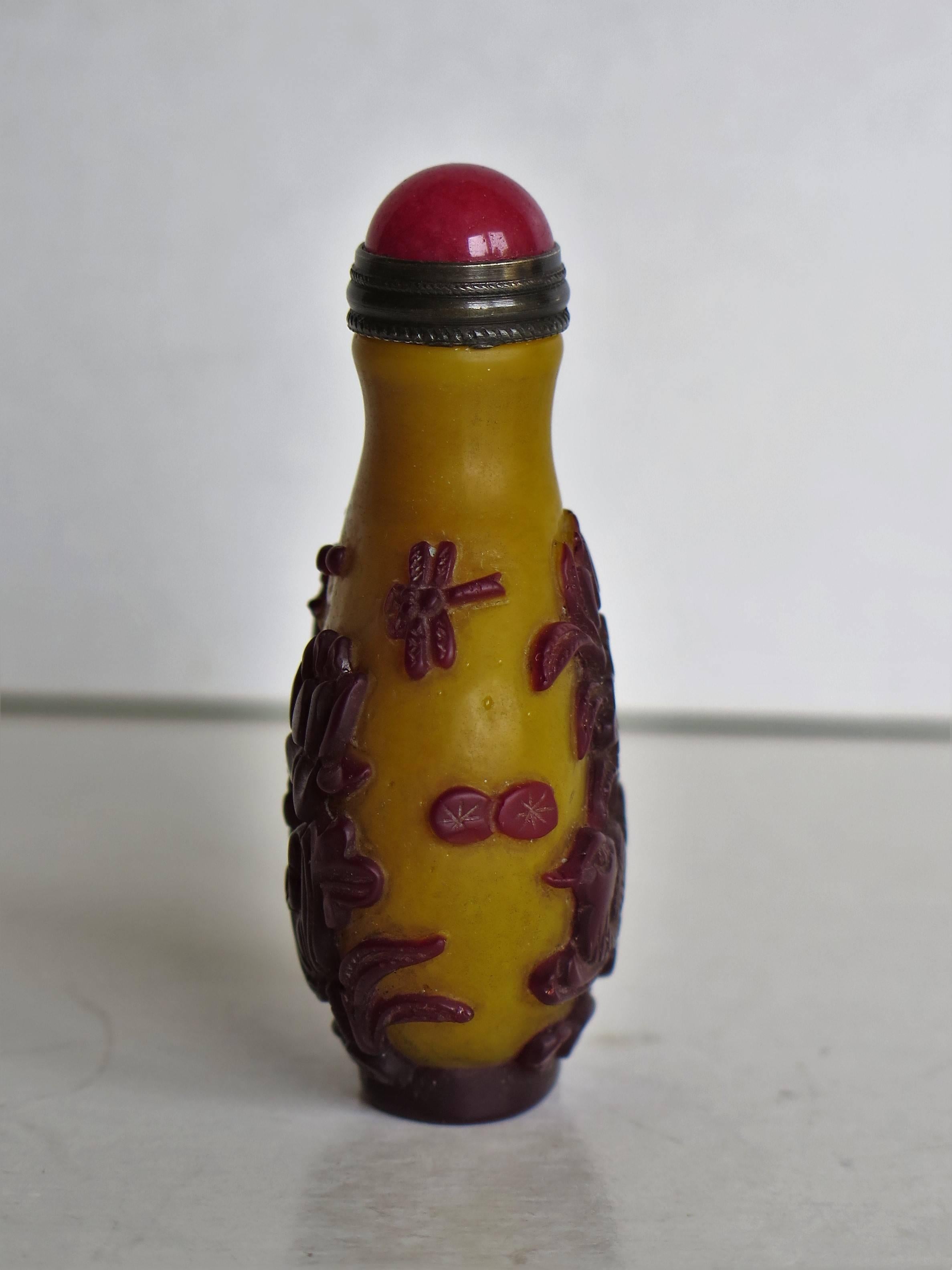 Chinese Snuff Bottle in Cameo or Overlay Glass, Circa 1920 4