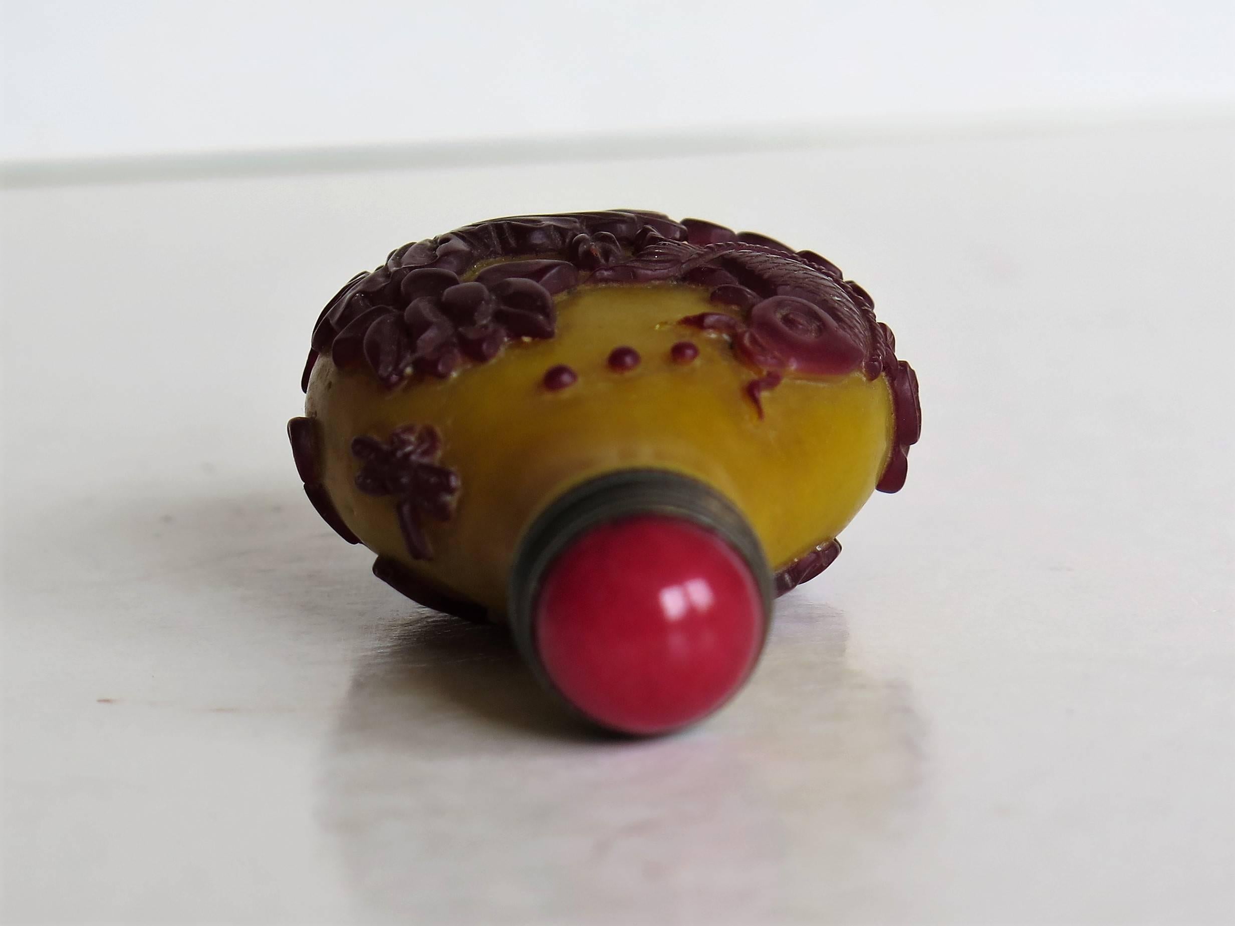 Chinese Snuff Bottle in Cameo or Overlay Glass, Circa 1920 10