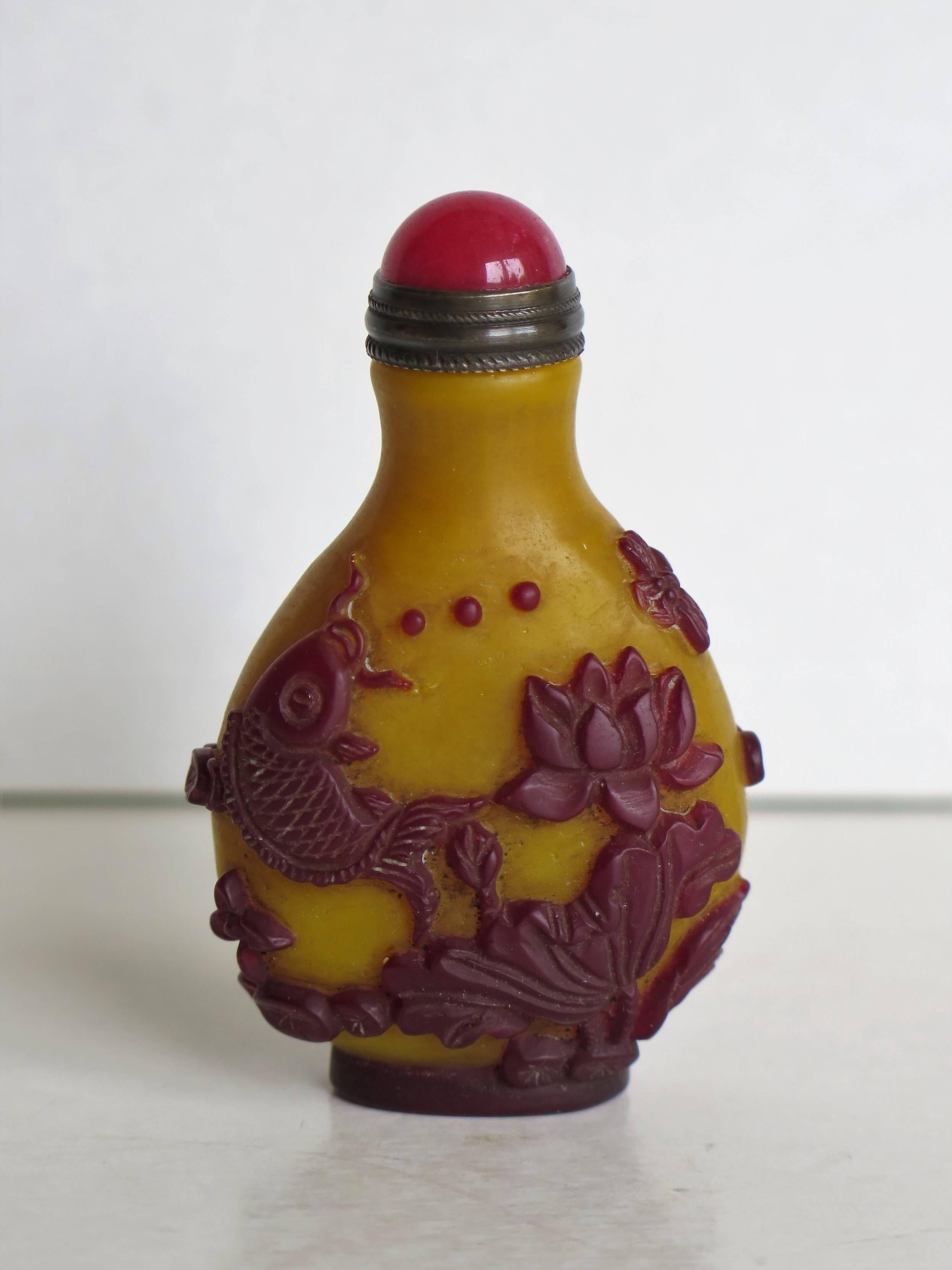 Chinese Snuff Bottle in Cameo or Overlay Glass, Circa 1920 In Good Condition In Lincoln, Lincolnshire