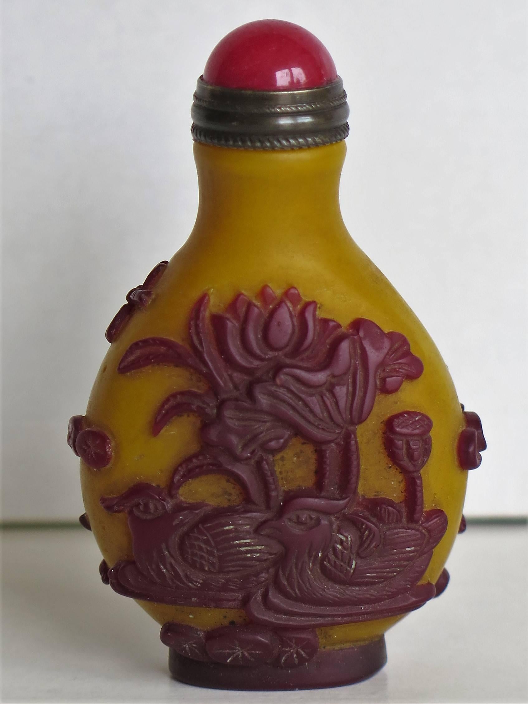 Chinese Snuff Bottle in Cameo or Overlay Glass, Circa 1920 1