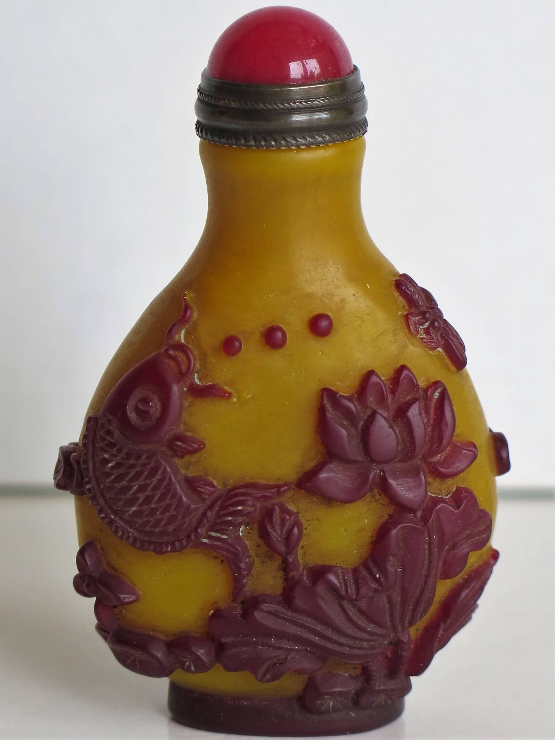 Chinese Snuff Bottle in Cameo or Overlay Glass, Circa 1920 2