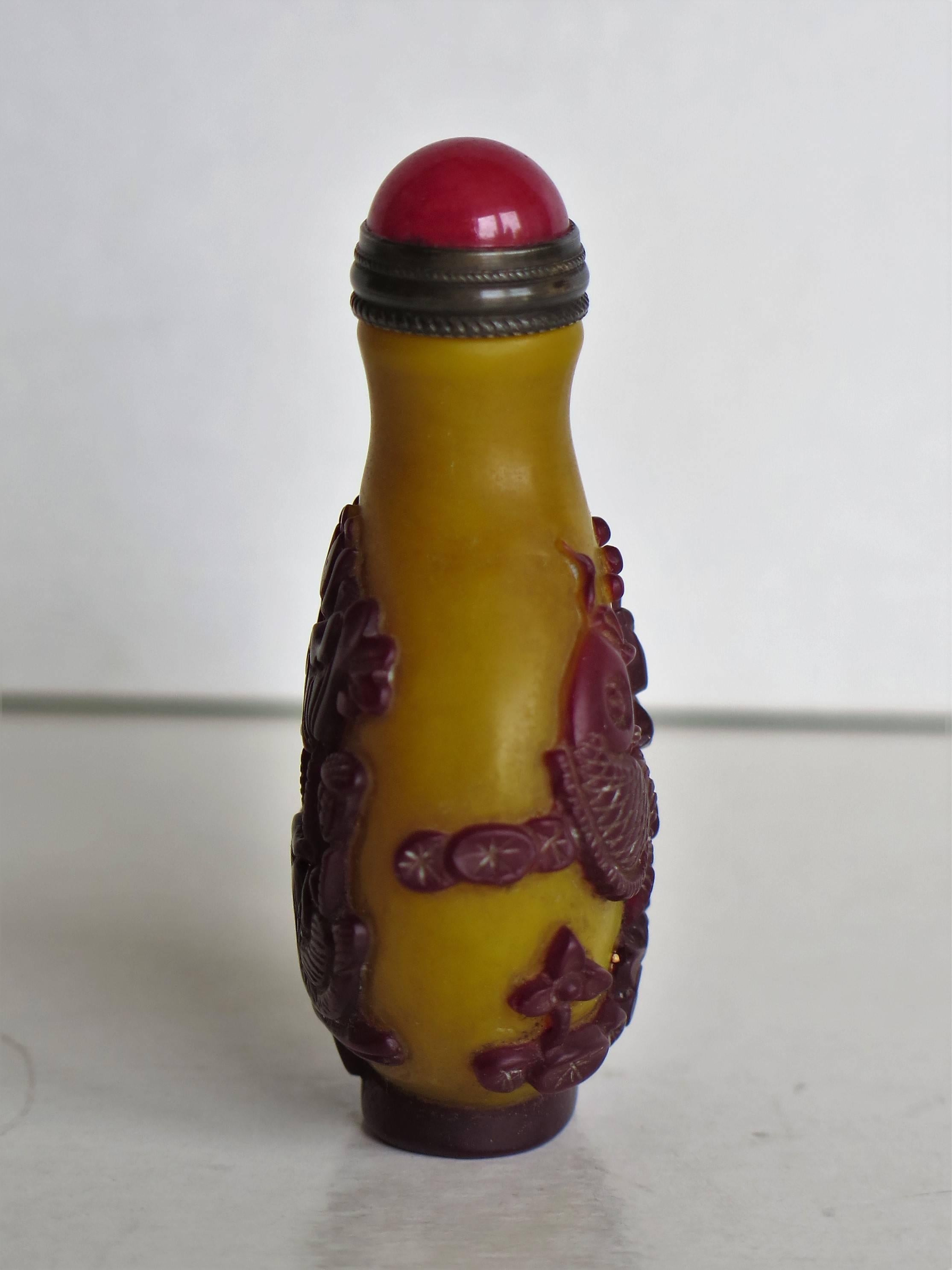 Chinese Snuff Bottle in Cameo or Overlay Glass, Circa 1920 3