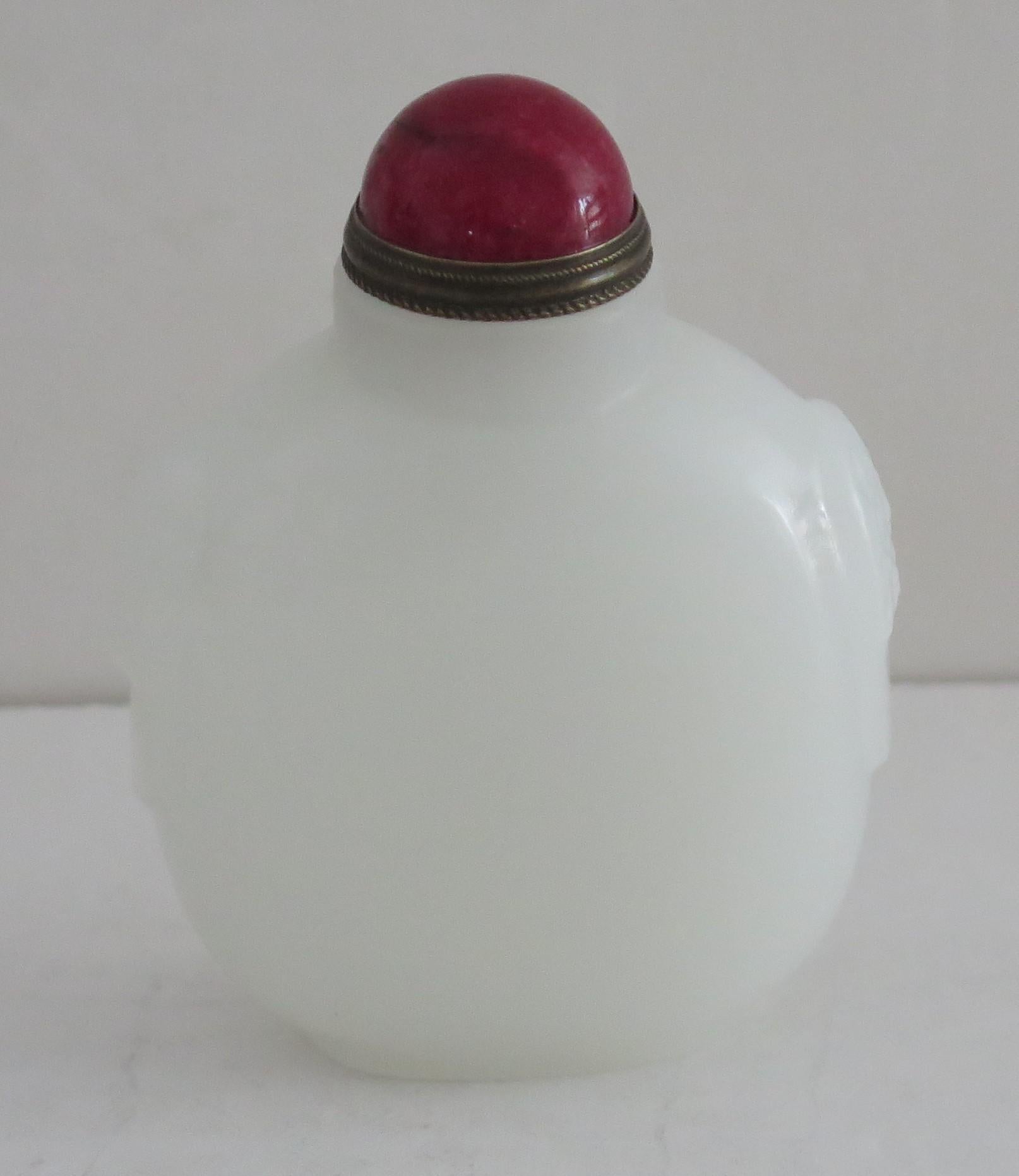 Chinese Snuff Bottle White Stone Hand Carved with Red Stone Spoon Top In Good Condition In Lincoln, Lincolnshire