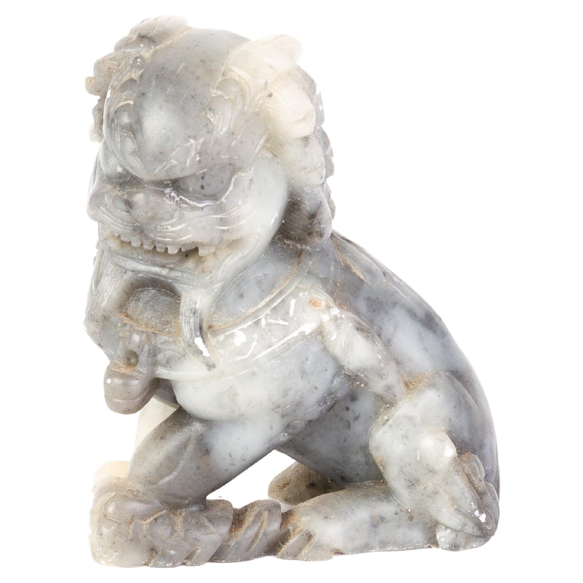 Sculpture chinoise en pierre de savon sculptée d'un chien Foo, 19ème siècle Qing