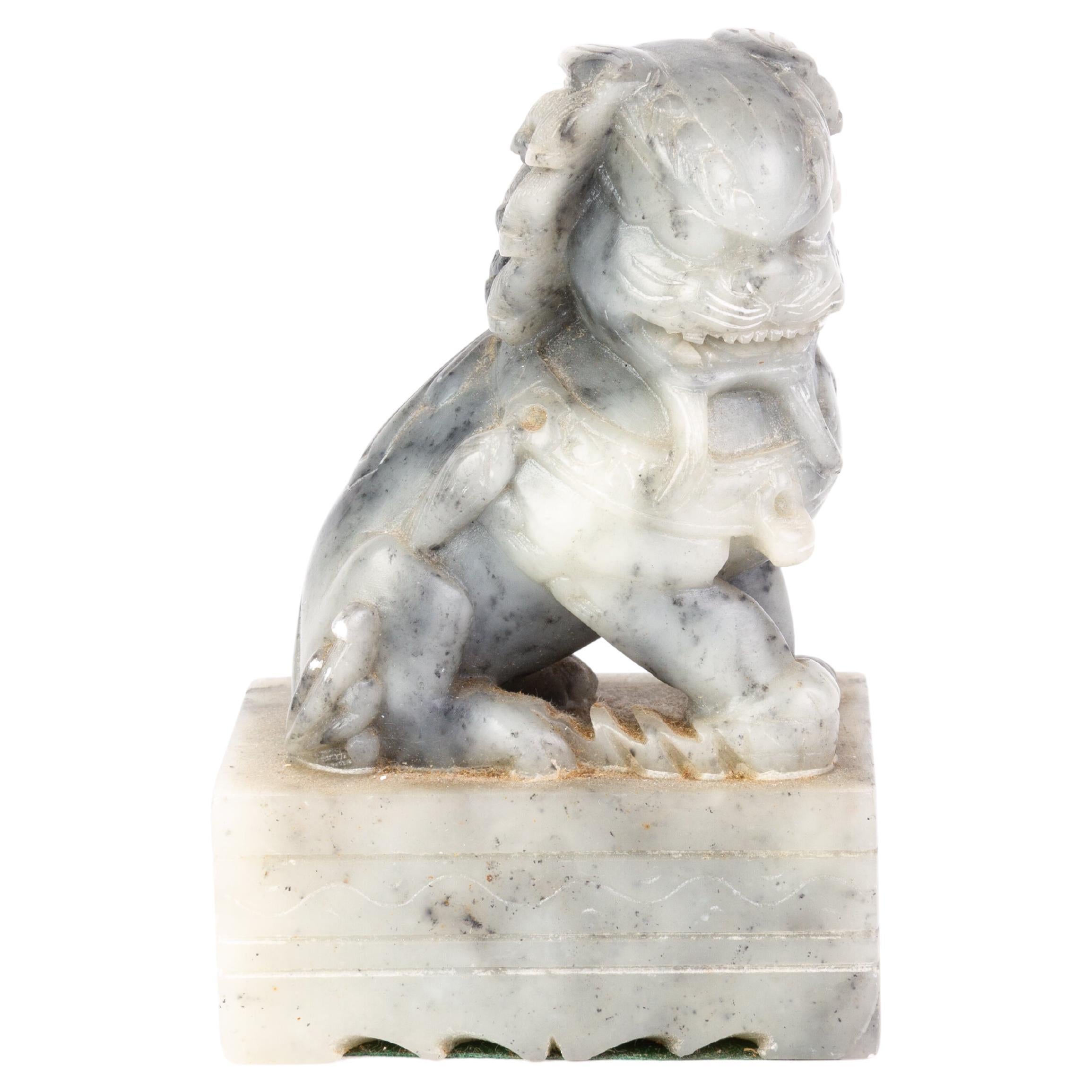 Sculpture chinoise en pierre de savon sculptée d'un chien Foo, 19ème siècle Qing
