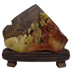 Scultura cinese in pietra ollare con scena di villaggio buddista, metà del XX secolo
