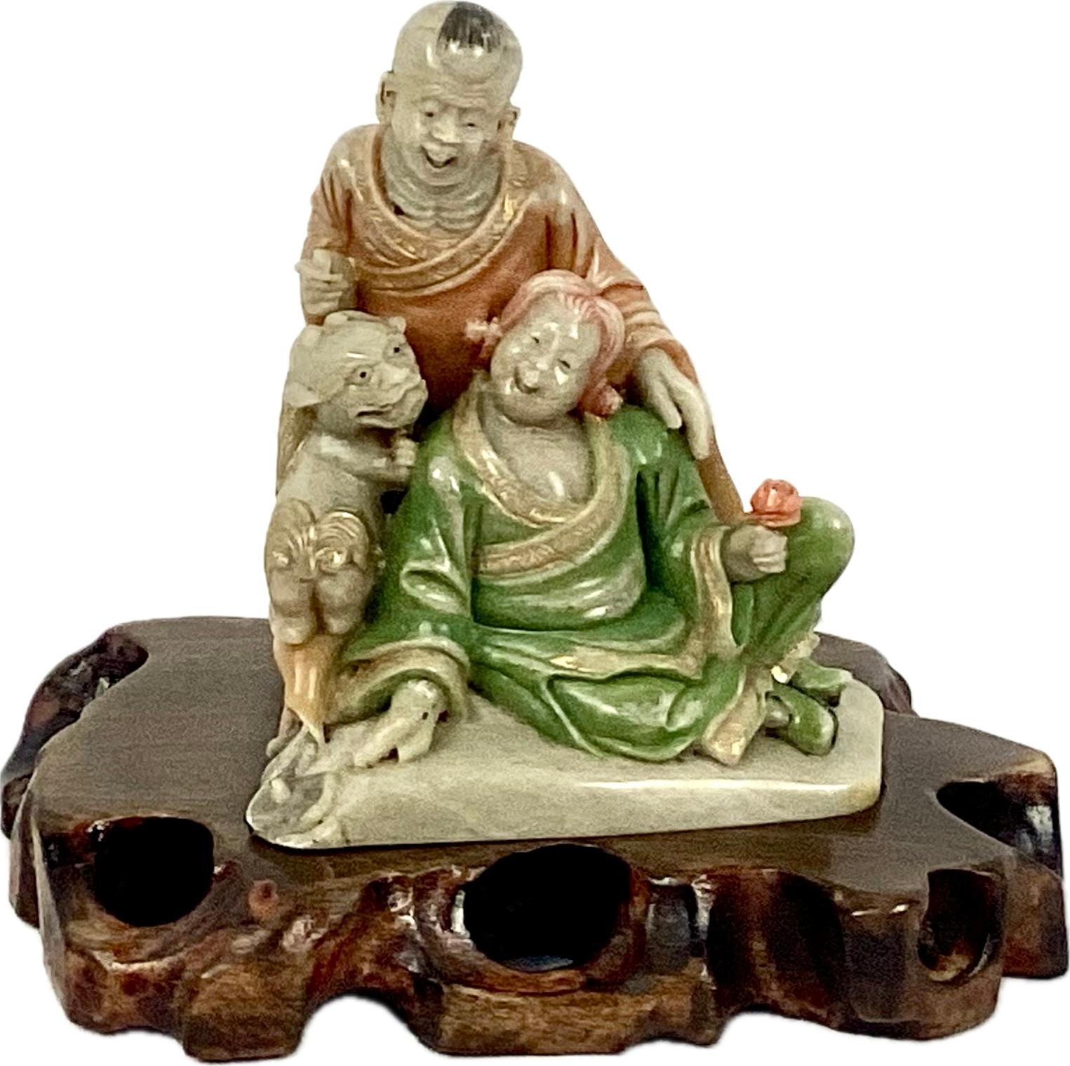 Escultura china de hombre y mujer tallada en esteatita en venta 1