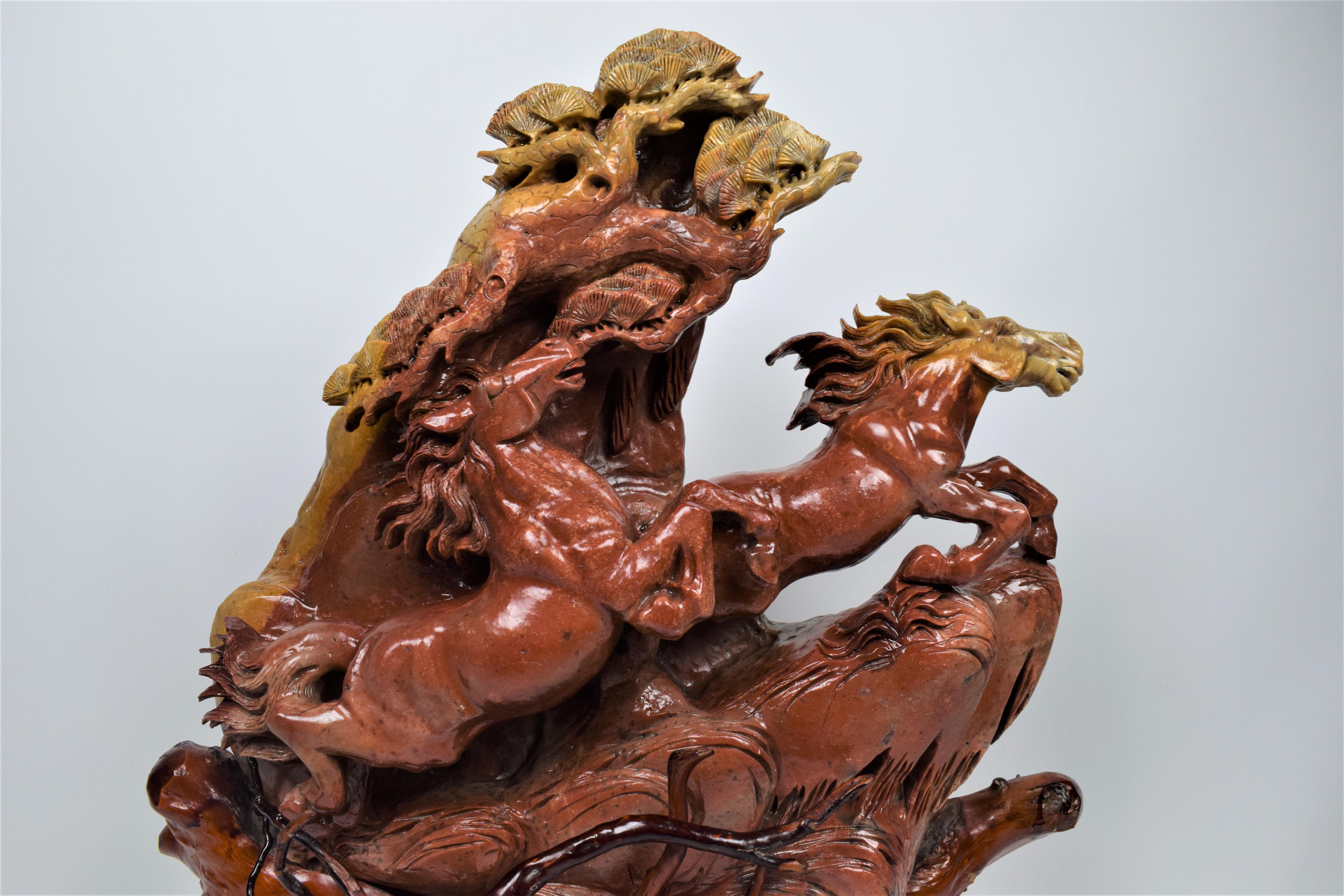 Chinois Sculpture chinoise en stéatite avec chevaux en fuite, milieu du 20e siècle en vente