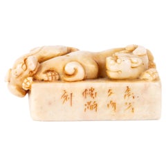 Chinesische Seifenschnitzerei, signierte Schreibtisch-Siegel-Skulptur, Qing, 19. Jahrhundert