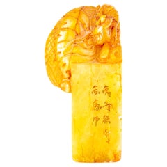 Chinesische Seifenschnitzerei, signierte Drachen-Schreibtisch-Siegel-Skulptur, 19. Jahrhundert, Qing