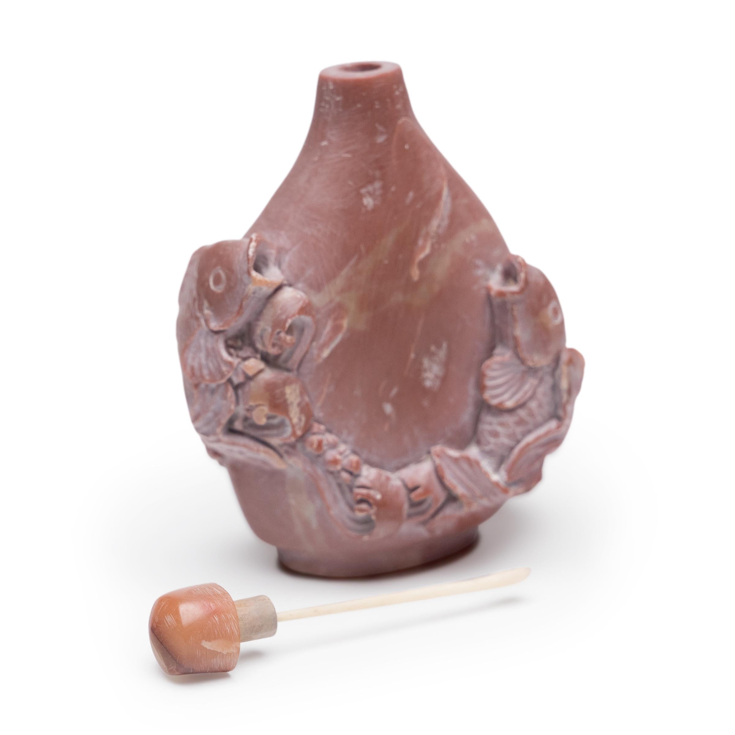 Cinese Tabacchiera cinese in pietra ollare con doppio Koi in vendita