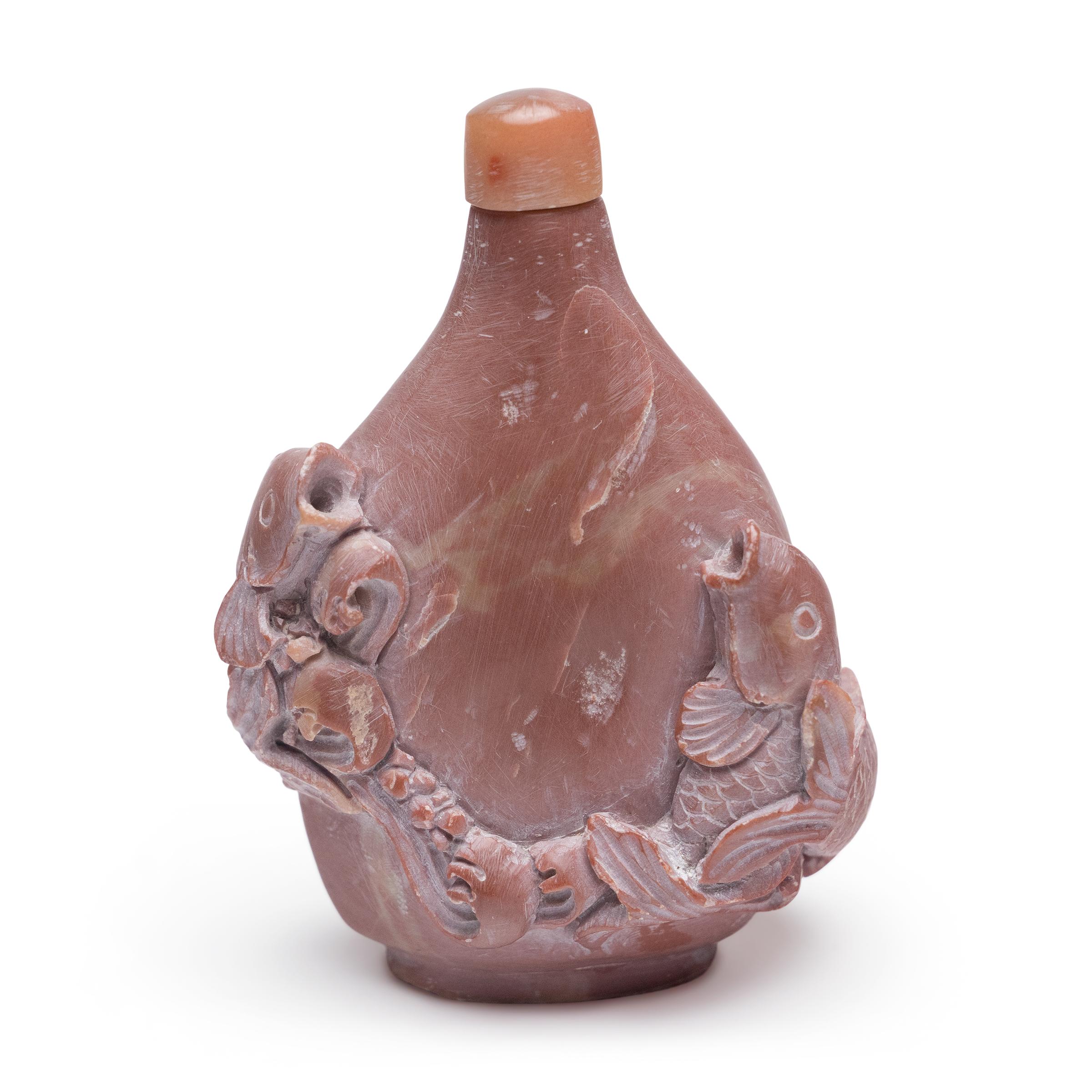 Intagliato Tabacchiera cinese in pietra ollare con doppio Koi in vendita