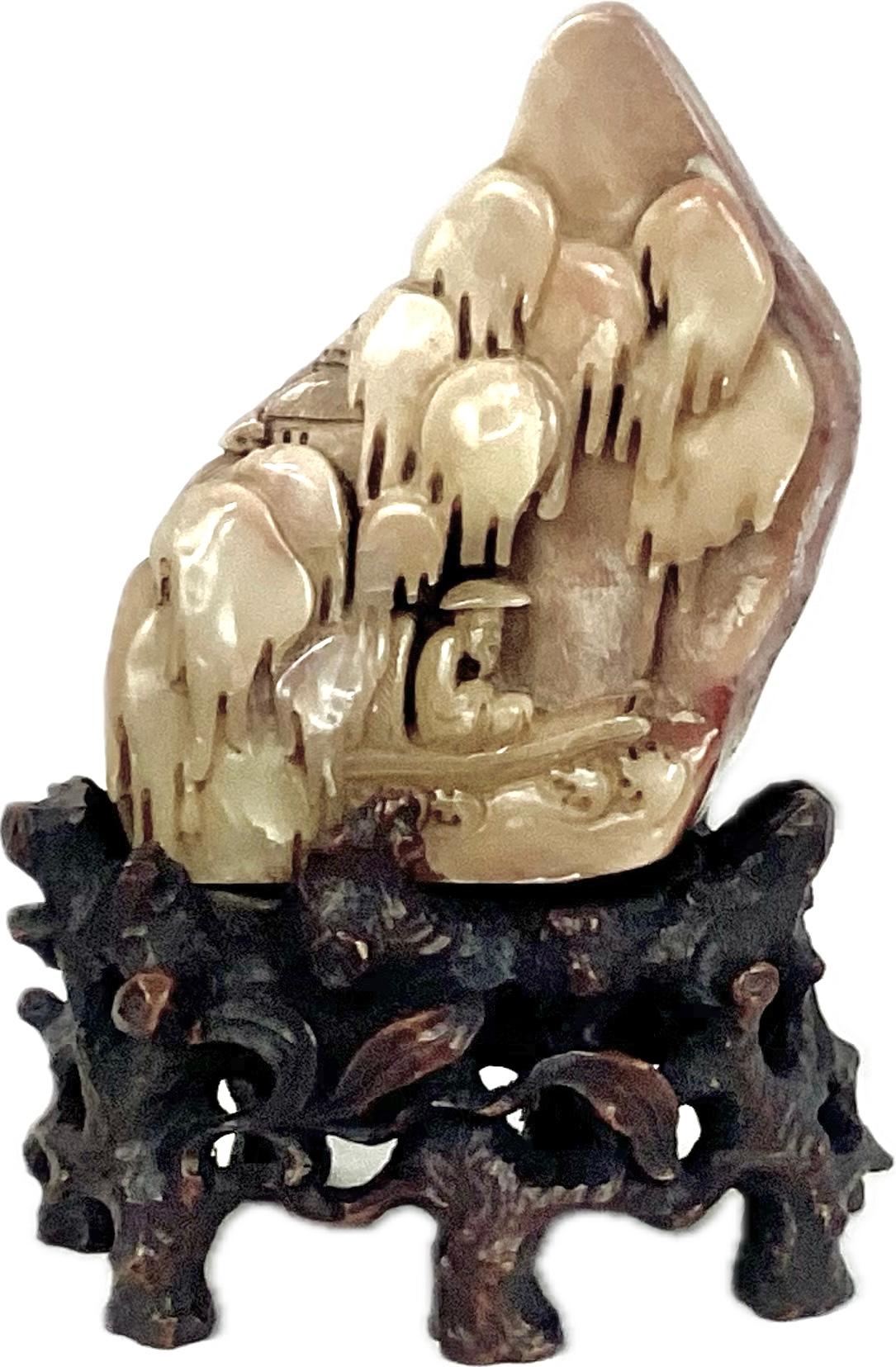 Talla china de montaña, aldea y hombre sentado en piedra jabón en venta 1
