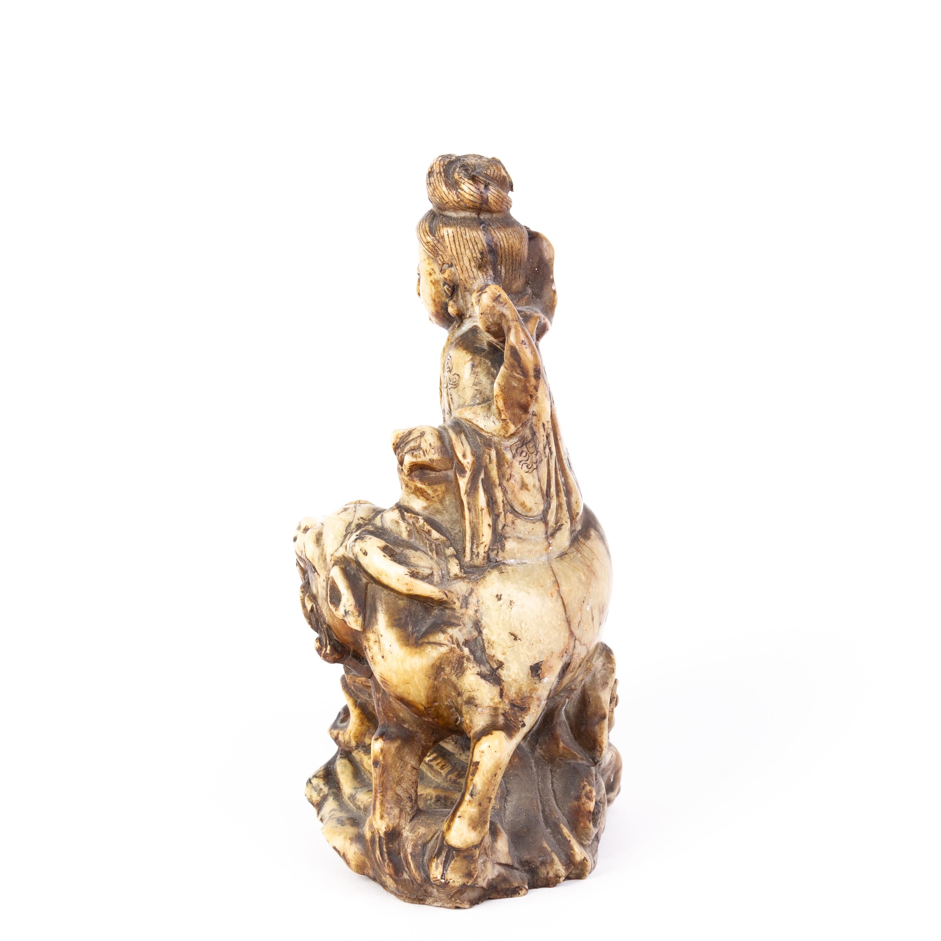 Chinese Soapstone Quanyin Carving Sculpture 19th Century Qing In Good Condition For Sale In Nottingham, GB