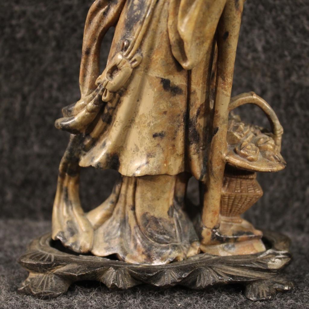 Small Chinese sculpture of the 20th century. Soapstone object with basement finely wooden depicting a female figure of oriental character chiseled. Small sculpture, for antiquarians and collectors of Chinese objects. Wooden base glued to the
