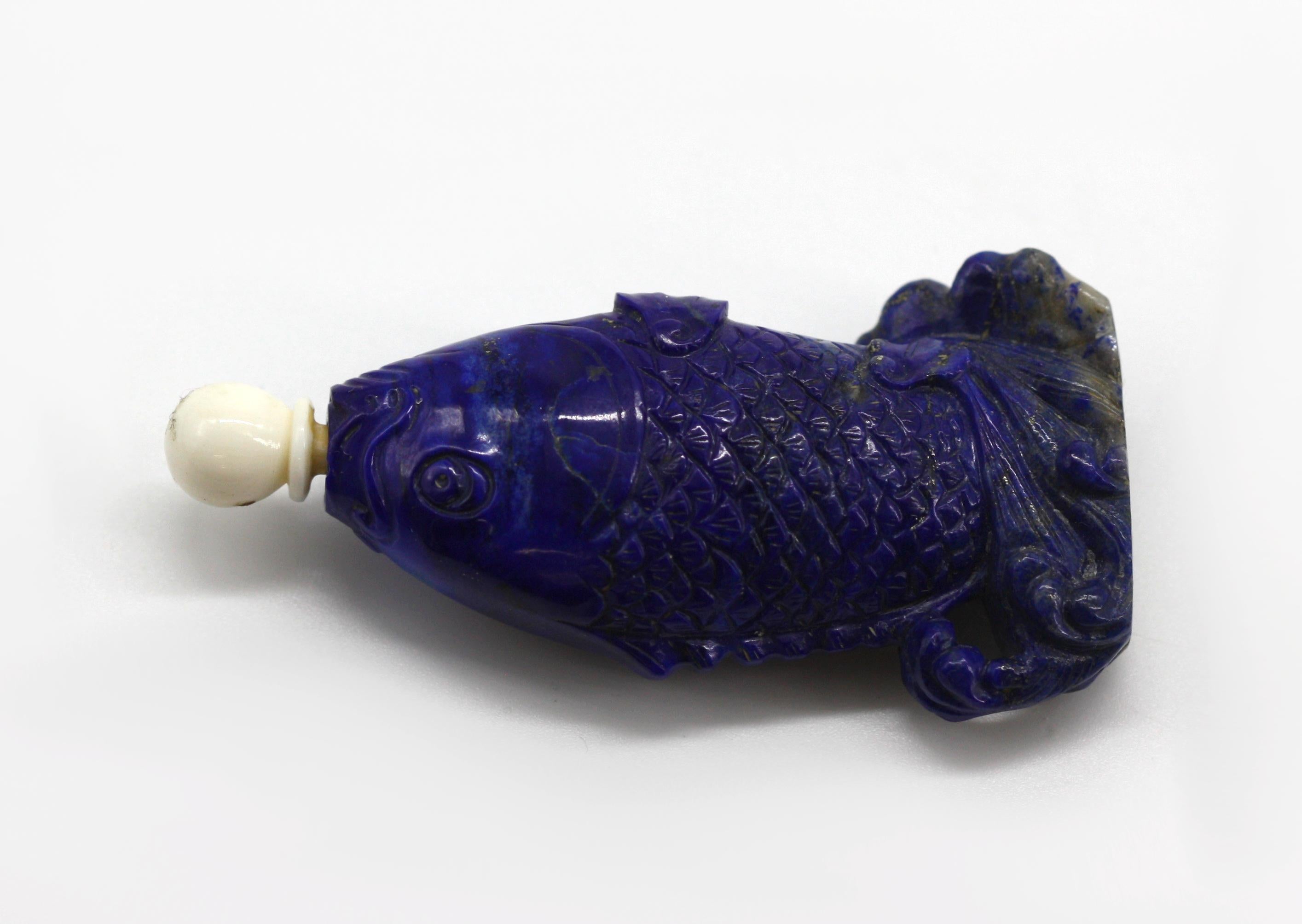 
Tabatière chinoise en sodalite en forme de poisson
Le poisson sculpté de façon réaliste émergeant des vagues, avec bouchon et écope.
Hauteur 2.5 in.
Rapport de condition
Bon état.