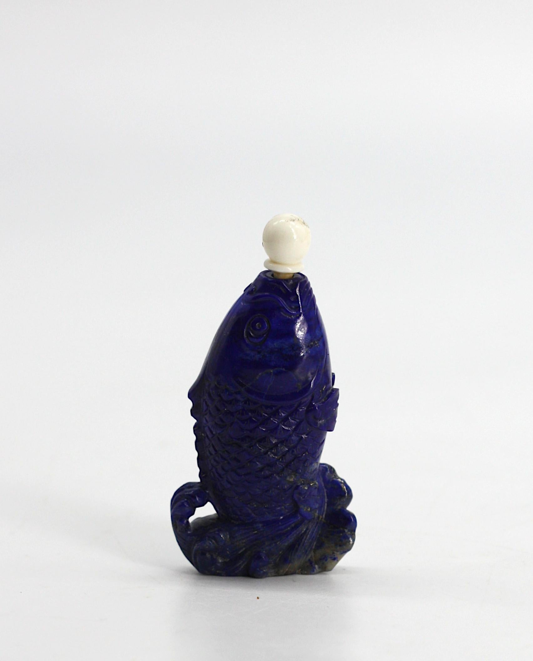 Tabatière chinoise en sodalite en forme de poisson Bon état - En vente à West Palm Beach, FL