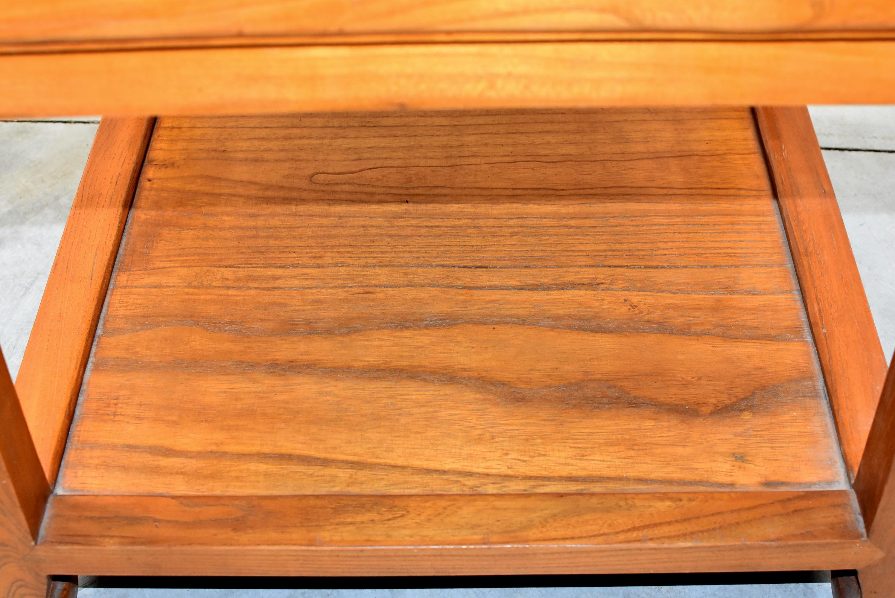 Asiatisch-Couchtisch aus Massivholz mit geschnitztem Raumteiler (Handgeschnitzt) im Angebot