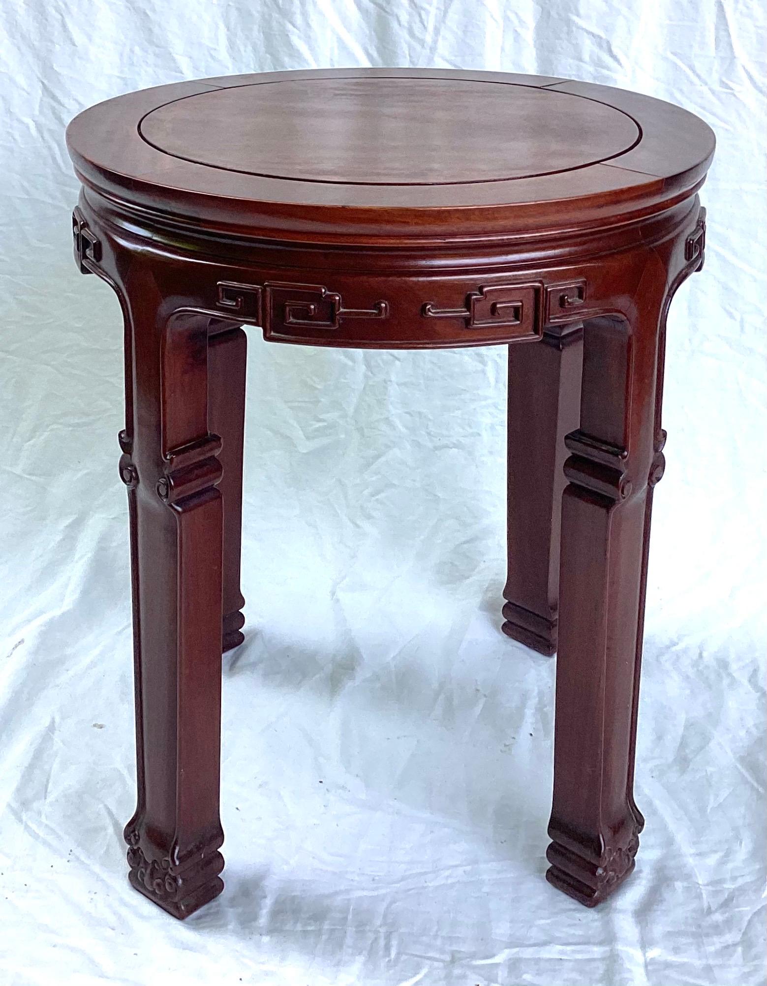 Table d'appoint ronde basse en bois massif chinois Table à boire. Cette table ronde basse est idéale pour accueillir une grande plante et/ou une boisson. 20 pouces de diamètre par 22 1/2 pouces de hauteur. Merveilleux état avec juste une légère