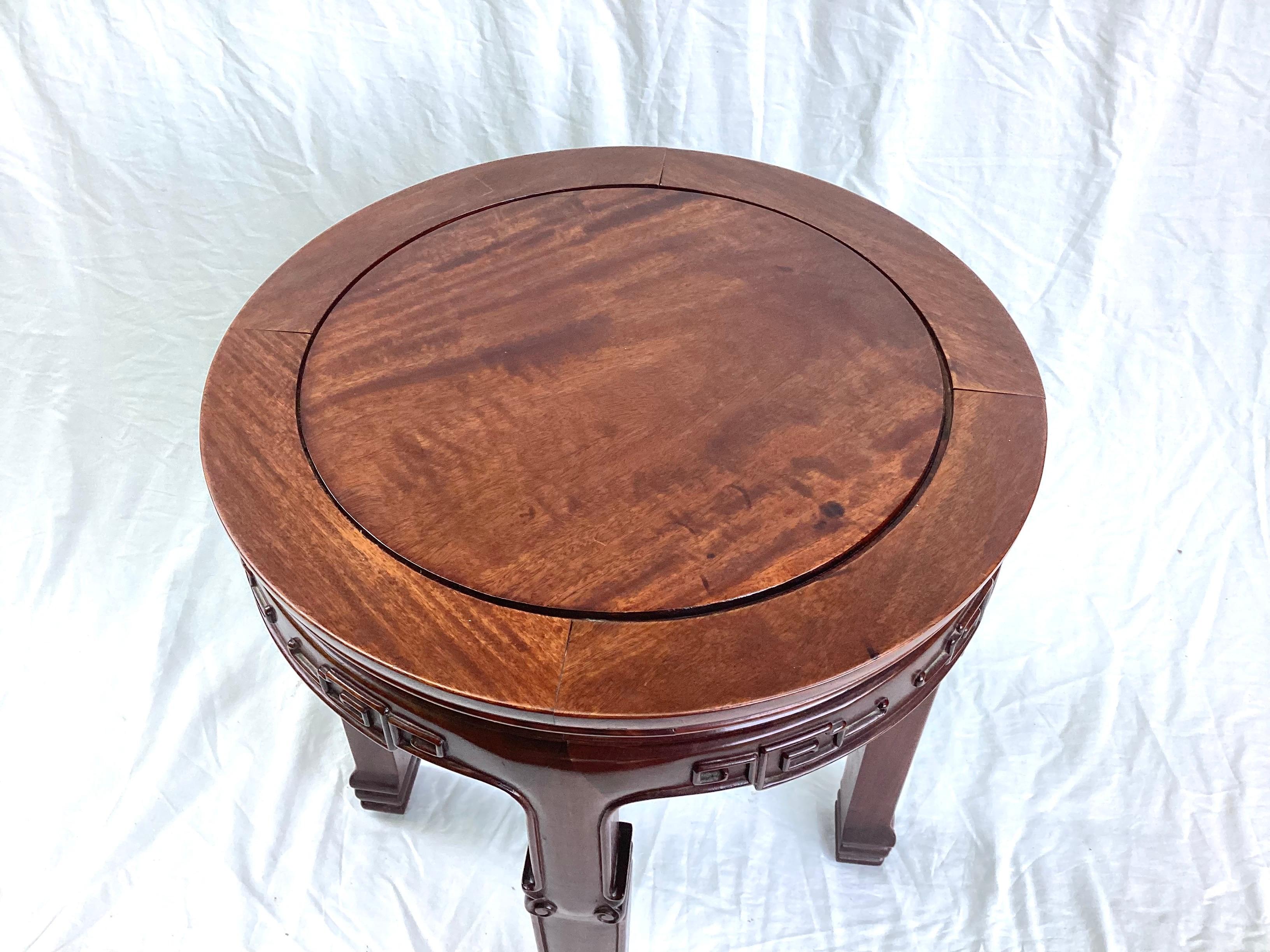 Table d'appoint ou table à boire ronde basse en bois massif chinois Excellent état - En vente à Lambertville, NJ