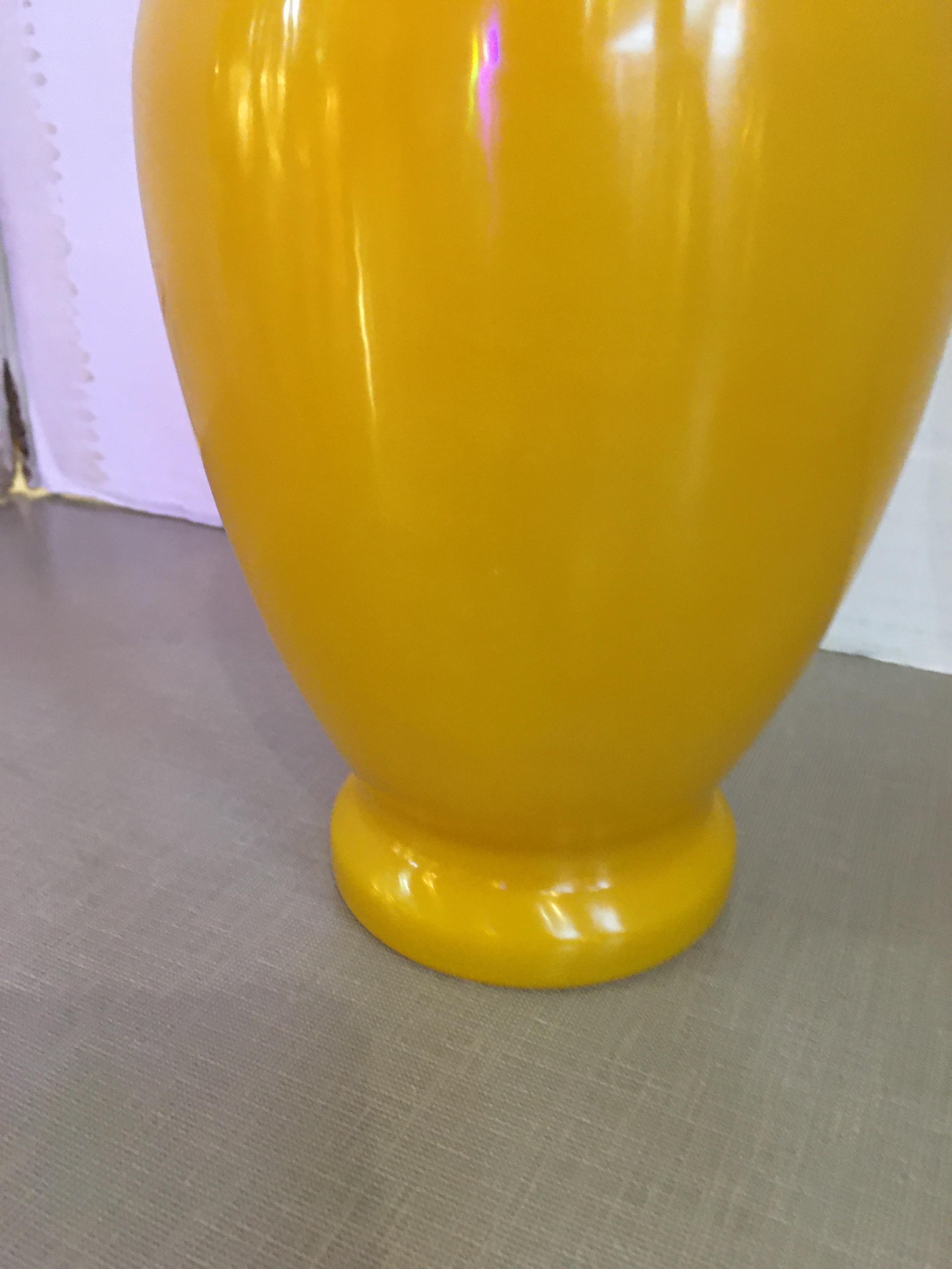 chinesische Vase aus massivem gelbem Peking-Glas (Chinesisch) im Angebot