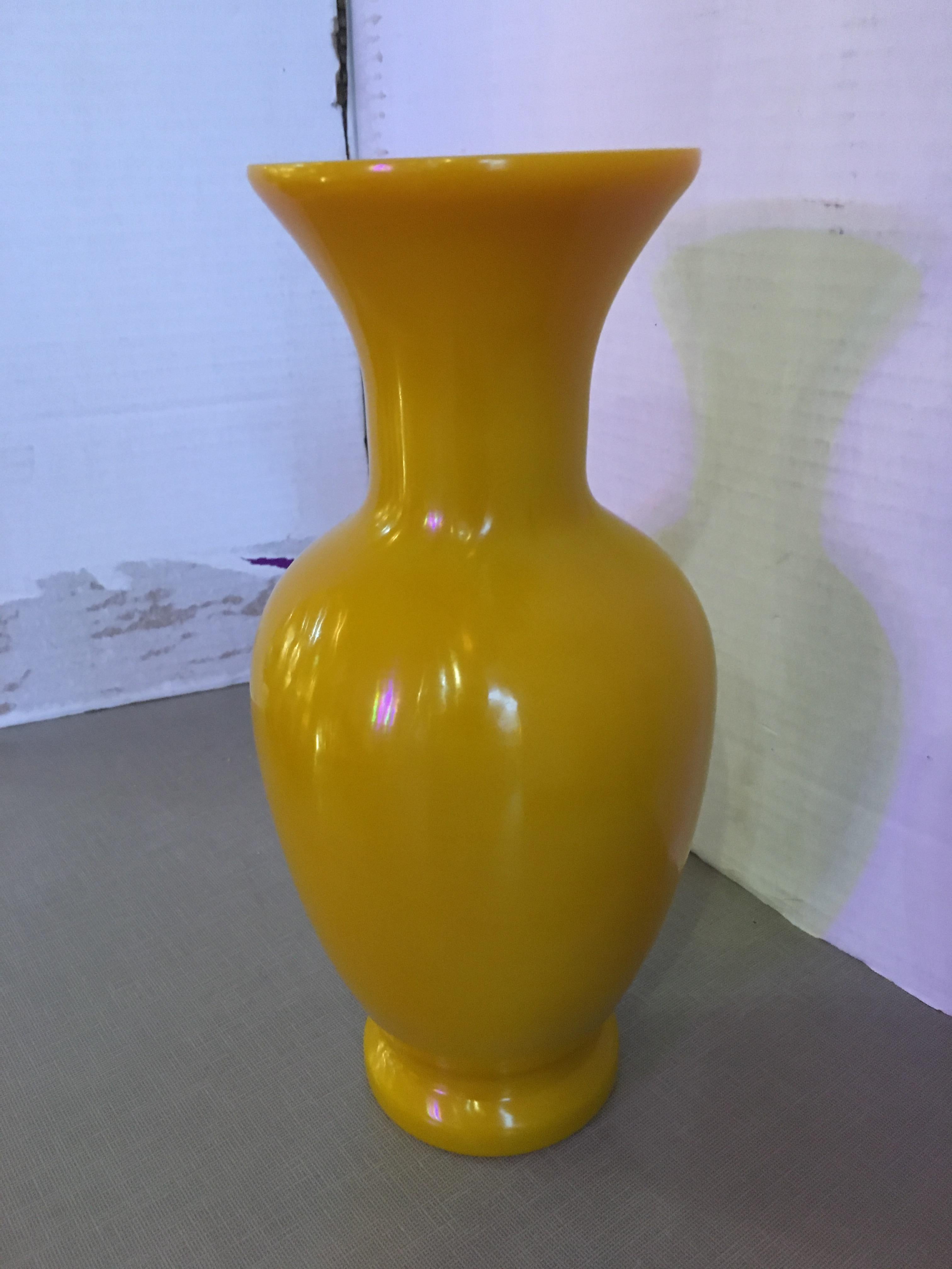 chinesische Vase aus massivem gelbem Peking-Glas (20. Jahrhundert) im Angebot