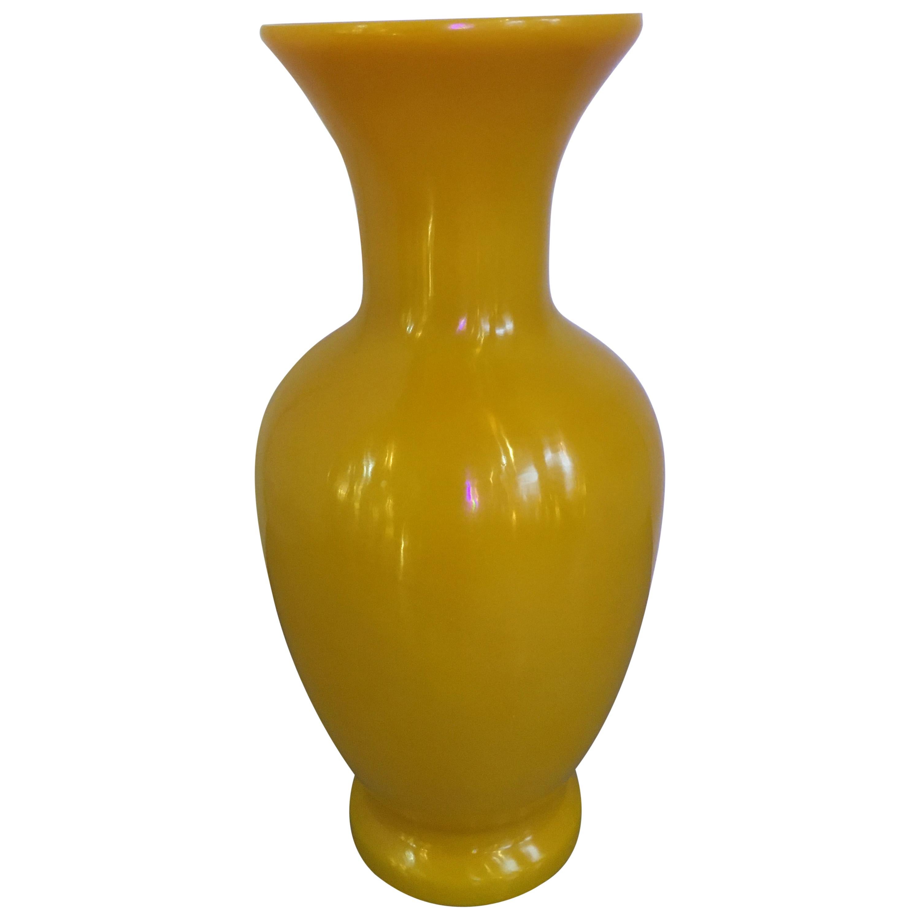 chinesische Vase aus massivem gelbem Peking-Glas im Angebot