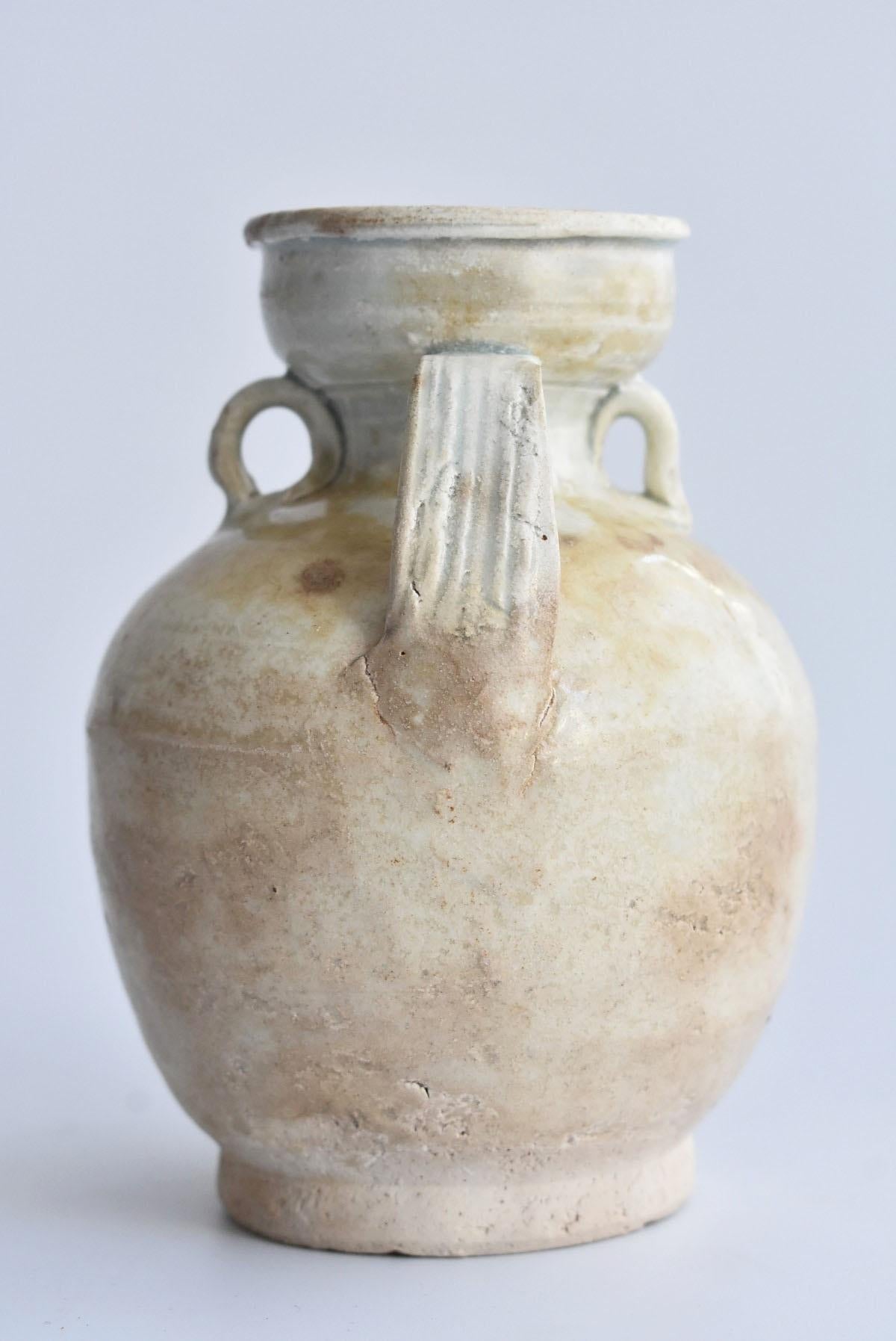 This is a jar burned during the Song dynasty (960to1279) in China.
Products baked with white or pale glaze are characteristic of this era.
It can be said to be a representative color of this era.

It is a very noble and beautiful color.
Since