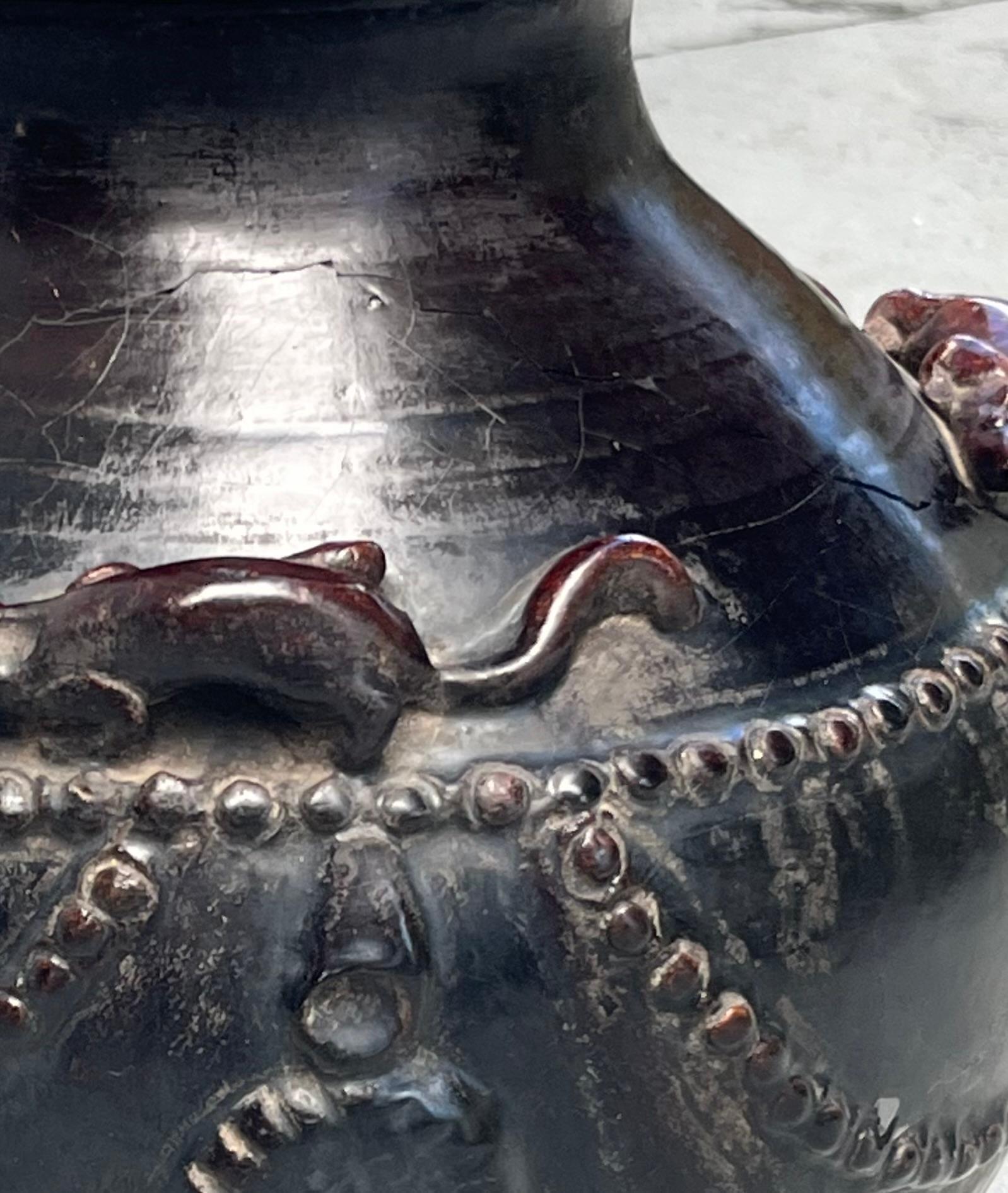 Vaso di grano in gres smaltato nero e marrone della dinastia cinese Song Cizhou

Vaso da grano in gres estremamente raro, di alta qualità e storicamente significativo della dinastia Song, XII secolo. Questo grande vaso in gres di Cizhou con