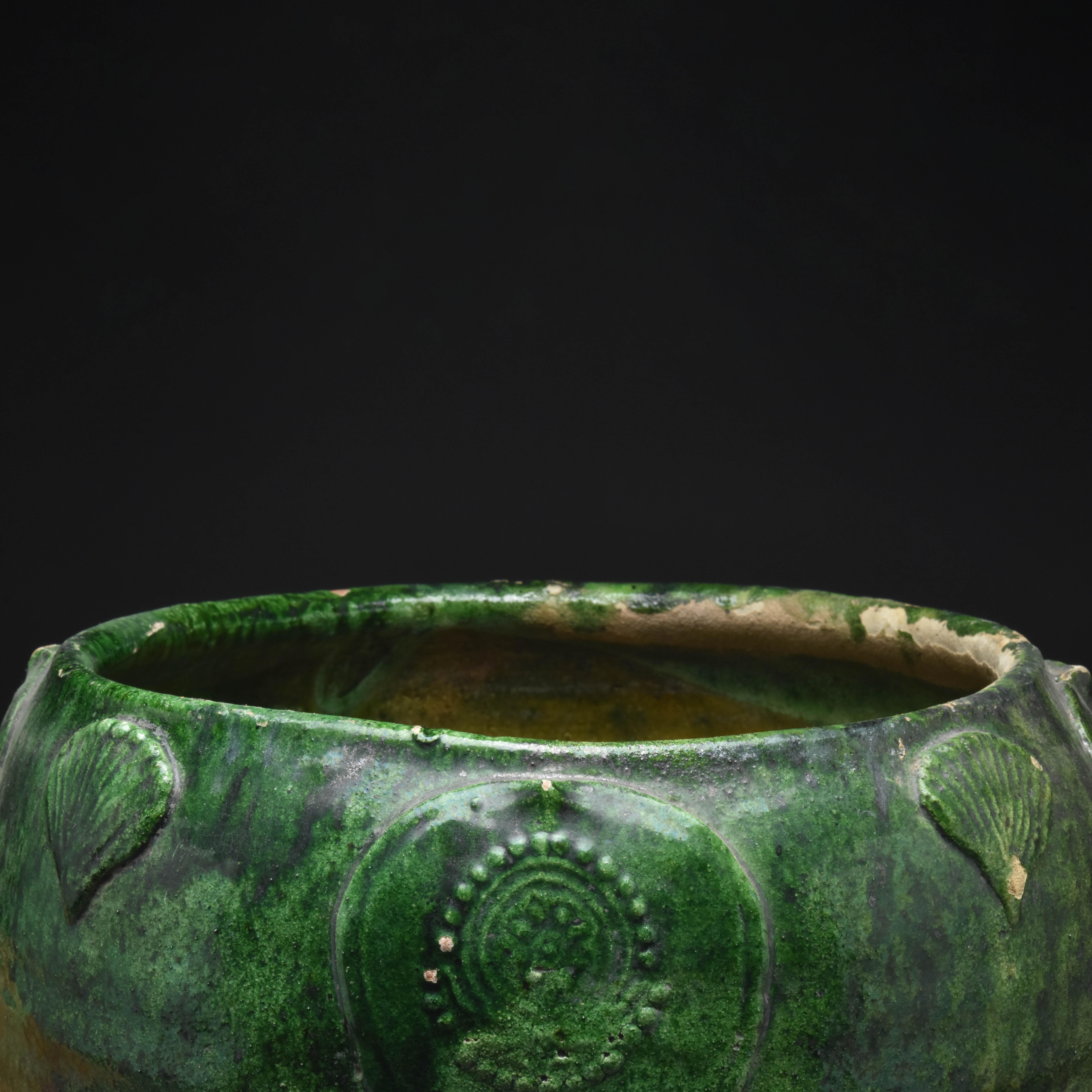 Chinese Song Dynasty Green Glazed Buddhist Funerary Jar and Cover - TL Tested In Good Condition For Sale In London, GB