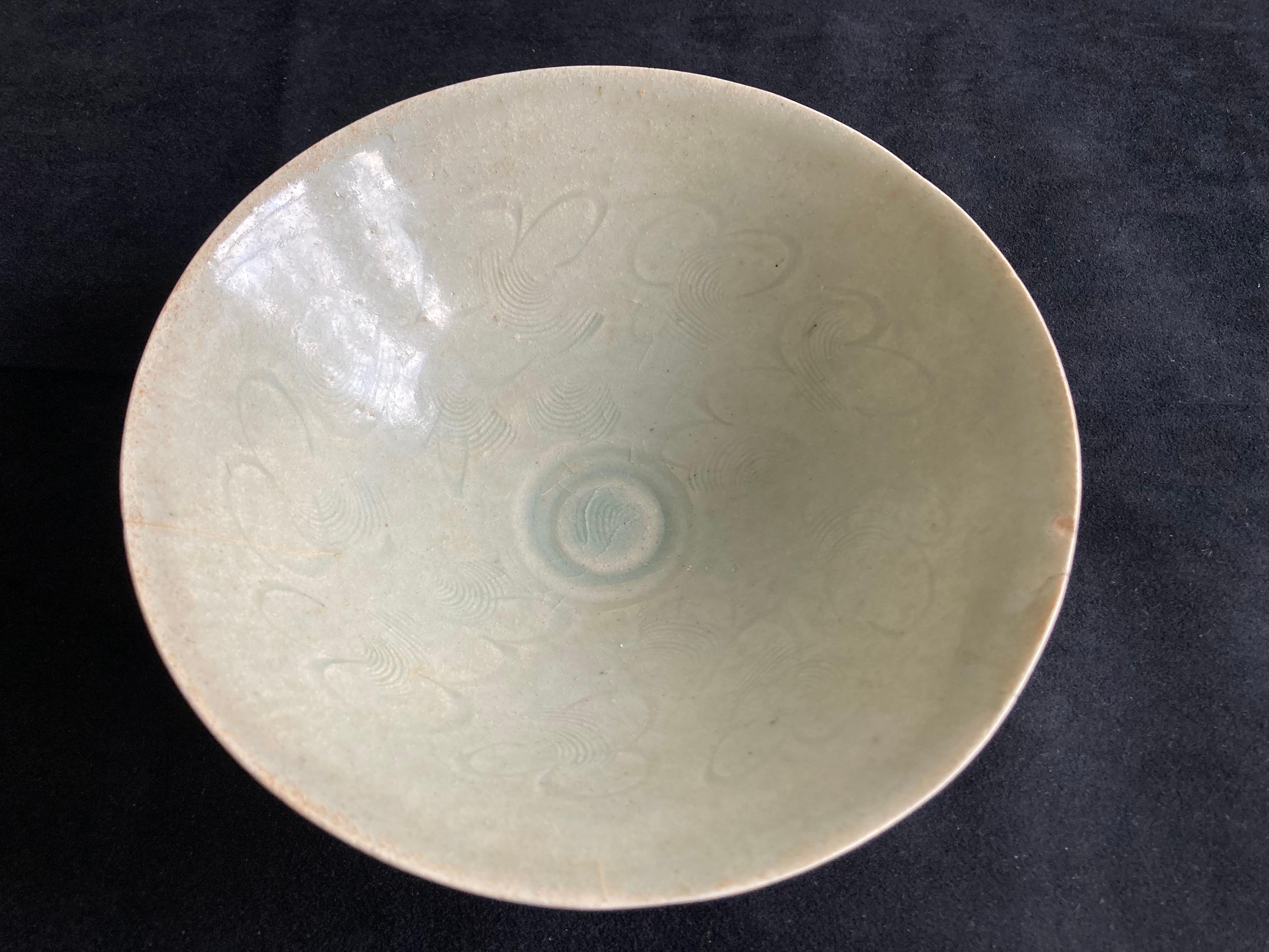 Chinese Song Period Celadon Glazed Bowl For Sale 4