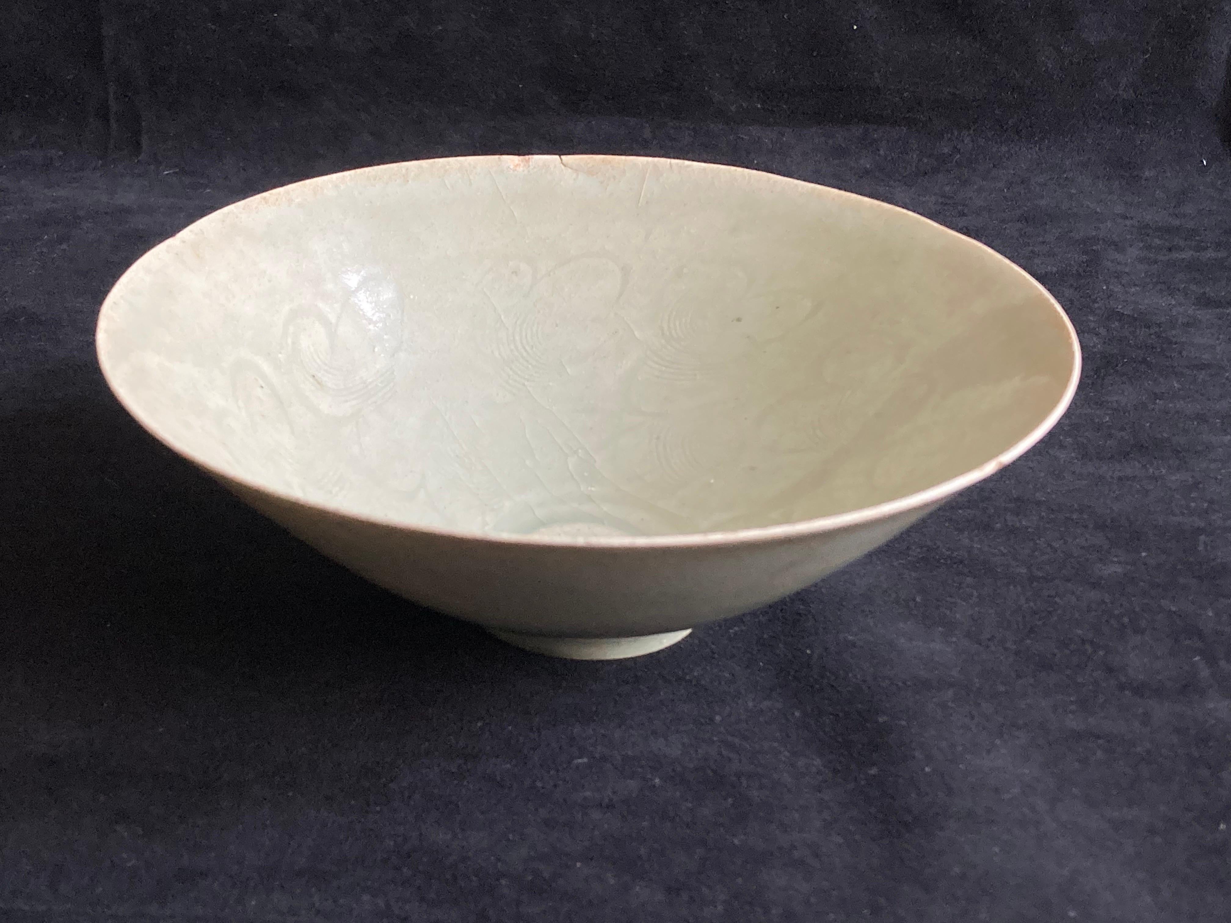 A Chinese Song period celadon glazed bow, with hand-carved decoration to the interior.

Really nicely thinly potted example with craquelure due to age.

Provenance: From a private London collection.