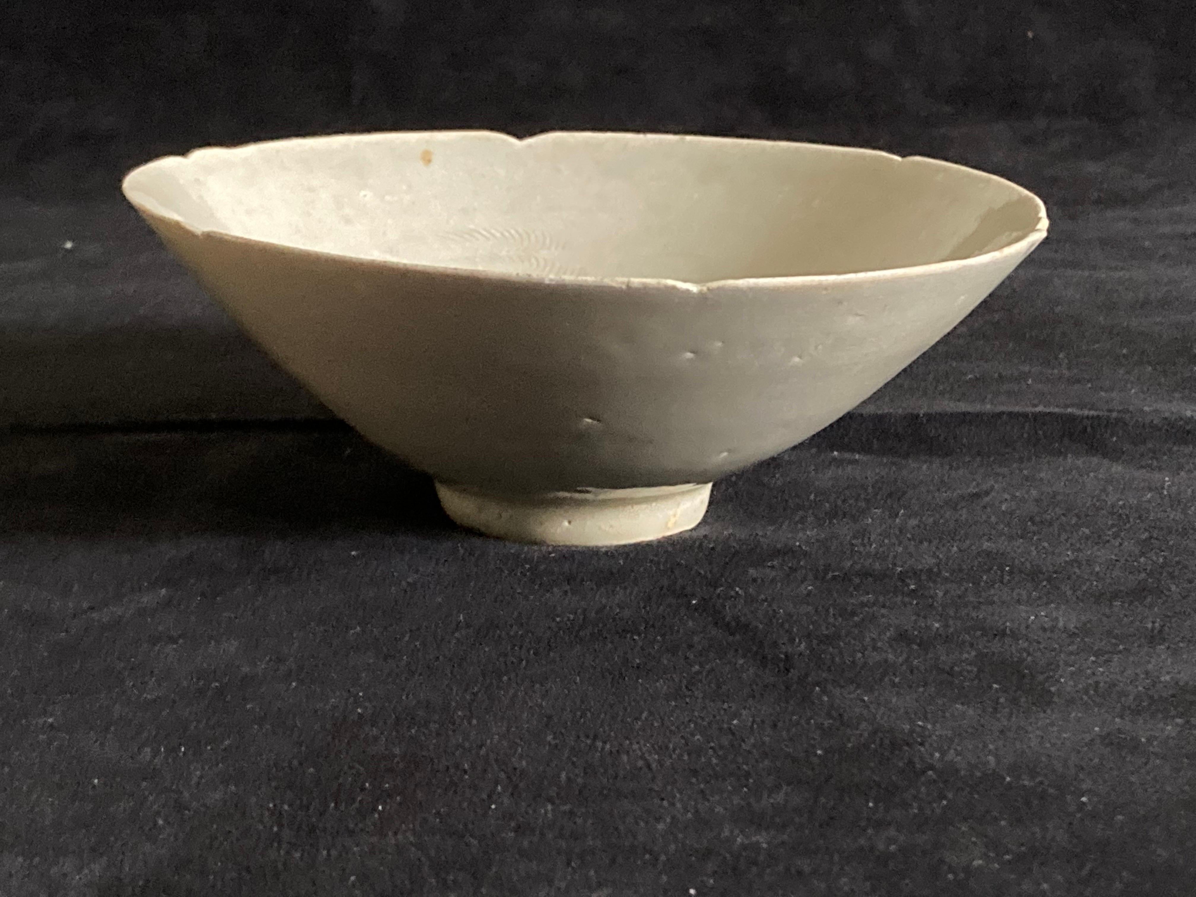 Archaistic Chinese Song Period Celadon Glazed Bowl For Sale