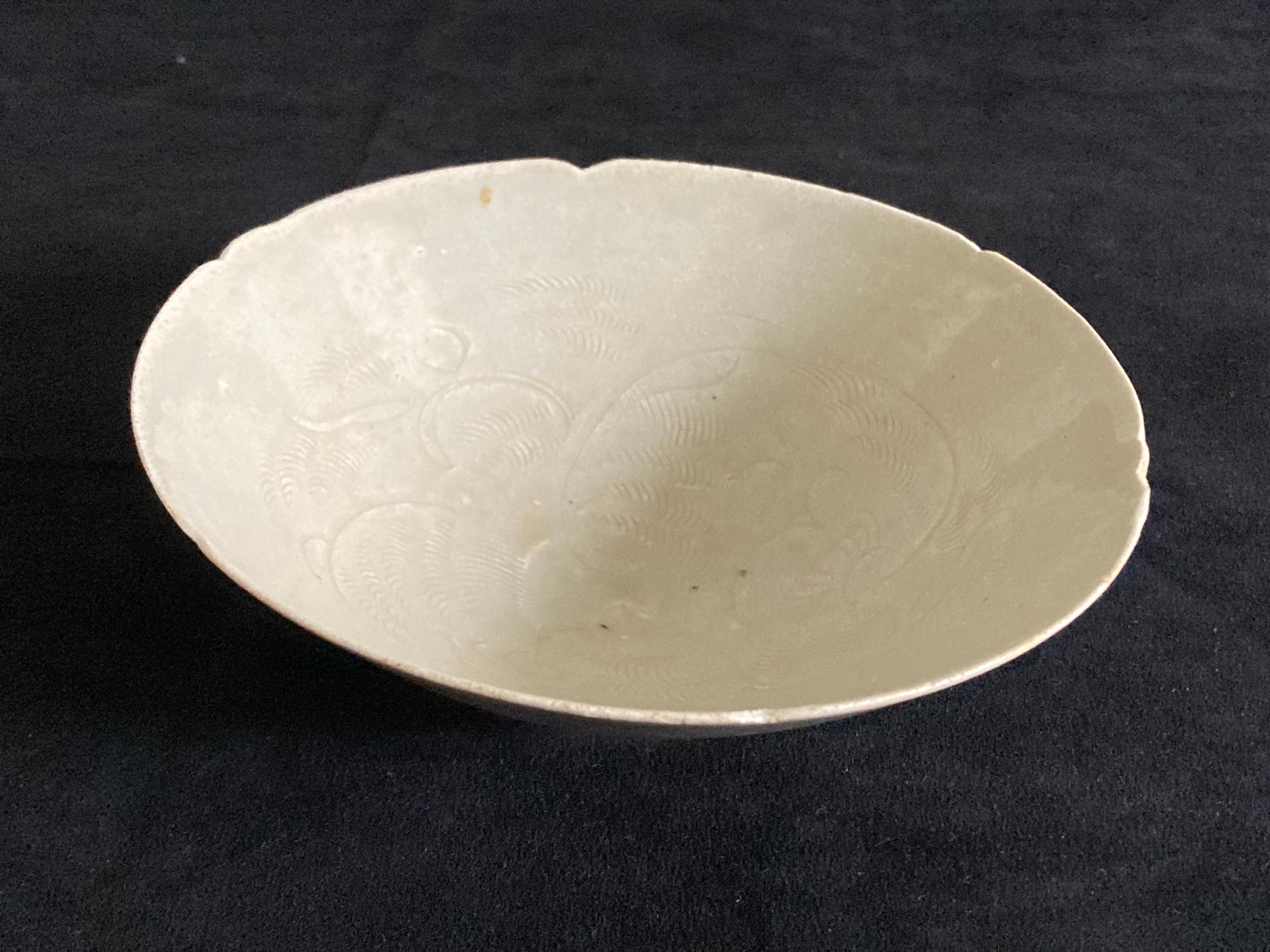 Chinese Song Period Celadon Glazed Bowl In Fair Condition For Sale In London, GB