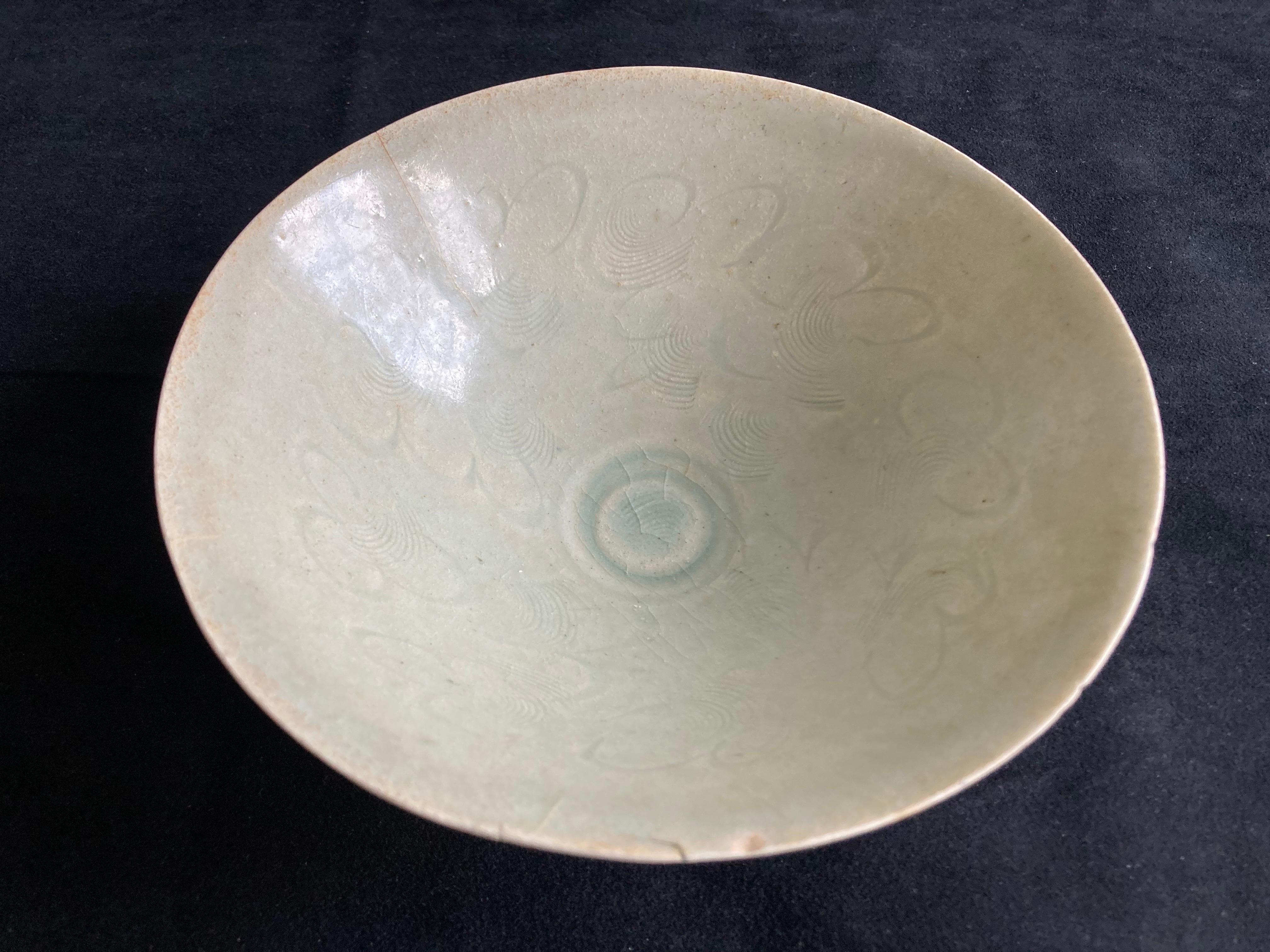 Chinese Song Period Celadon Glazed Bowl For Sale 3