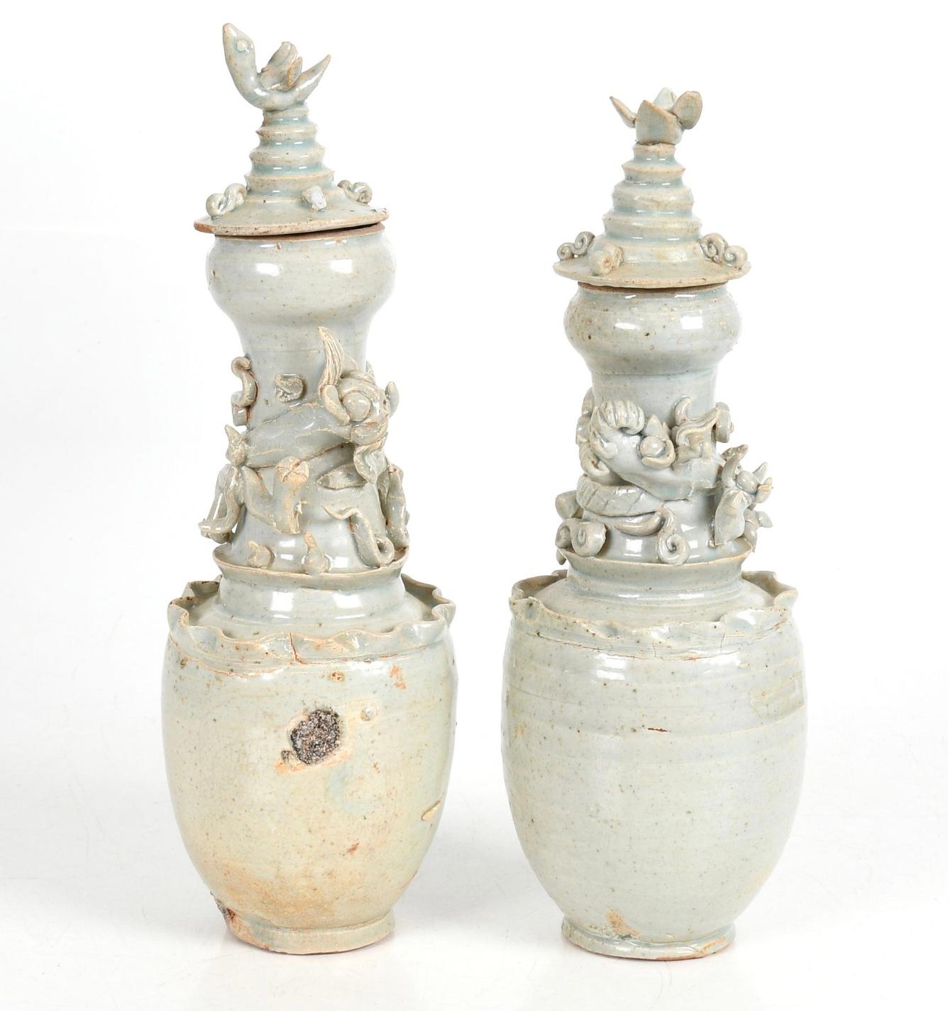 Vasi funerari cinesi in celadon (XII-XIII secolo)

Vasi con coperchi, terminali di uccelli e quattro forme di nuvole in alto rilievo.
Argilla: densa, di colore grigio scuro; sottile.
Smalto: grigio verde-bluastro ricco e lucente che sfuma nell'oliva