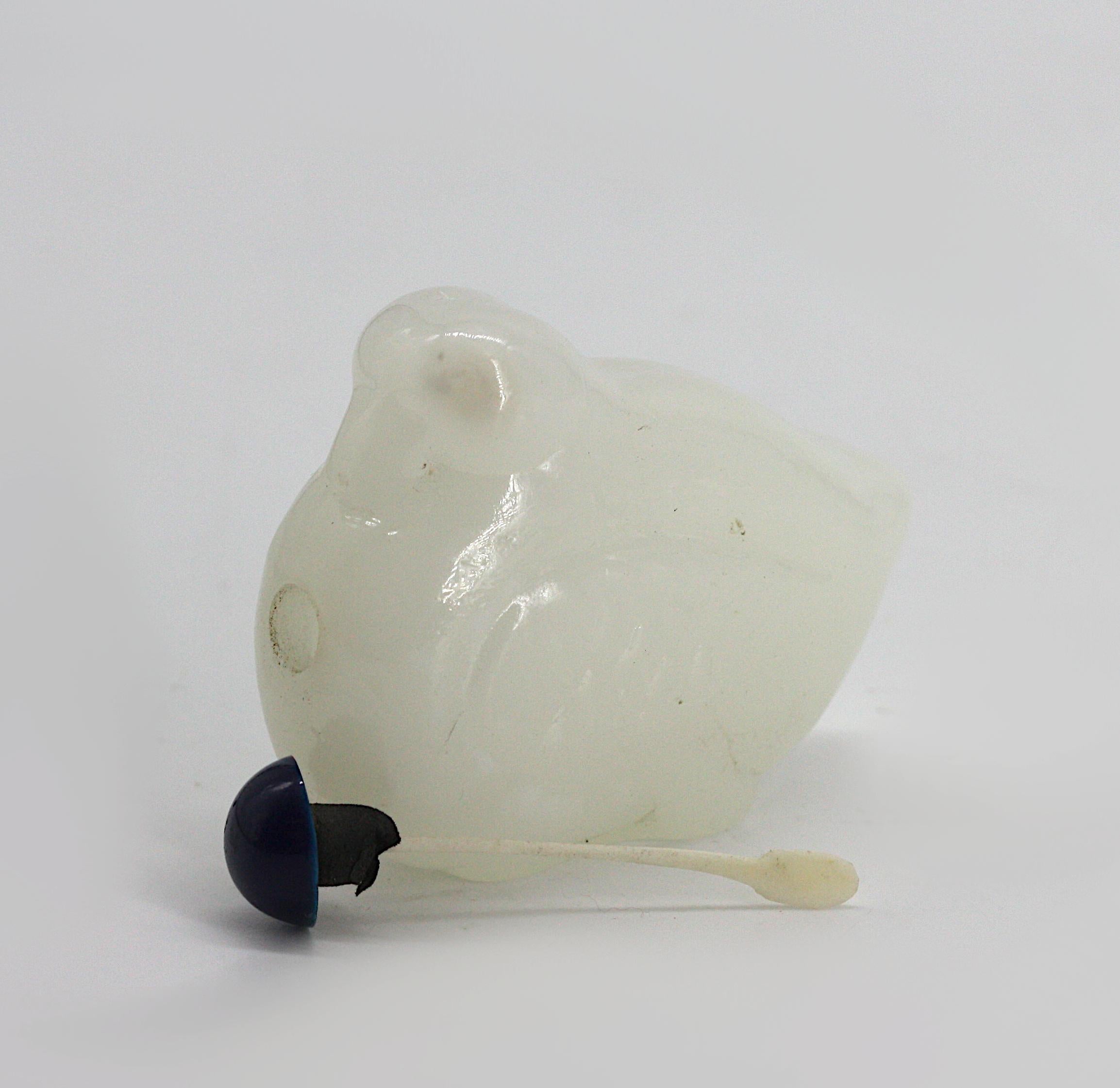 Bouteille à priser chinoise en verre blanc en forme de moineau Bon état - En vente à West Palm Beach, FL