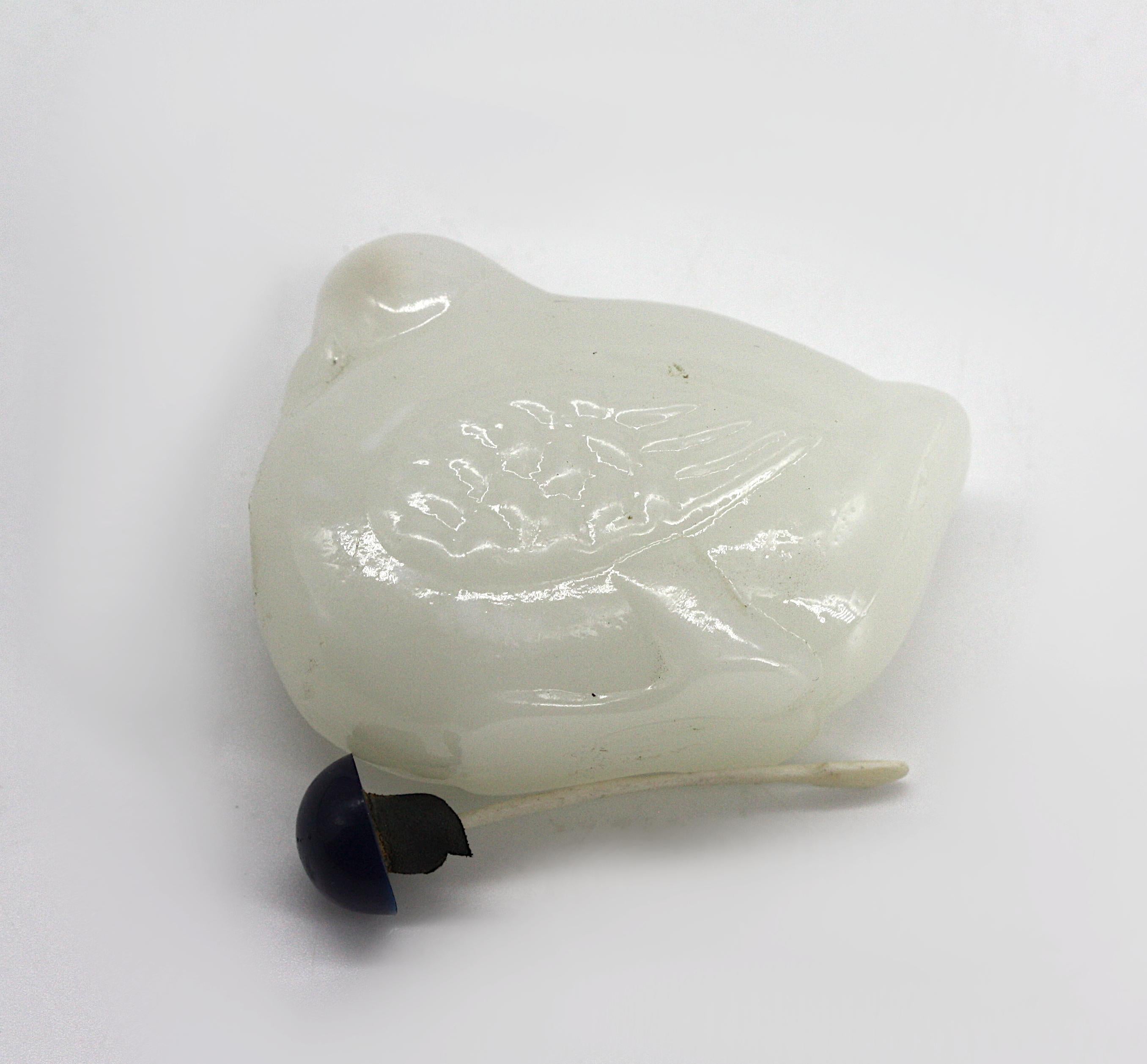 Bouteille à priser chinoise en verre blanc en forme de moineau en vente 1
