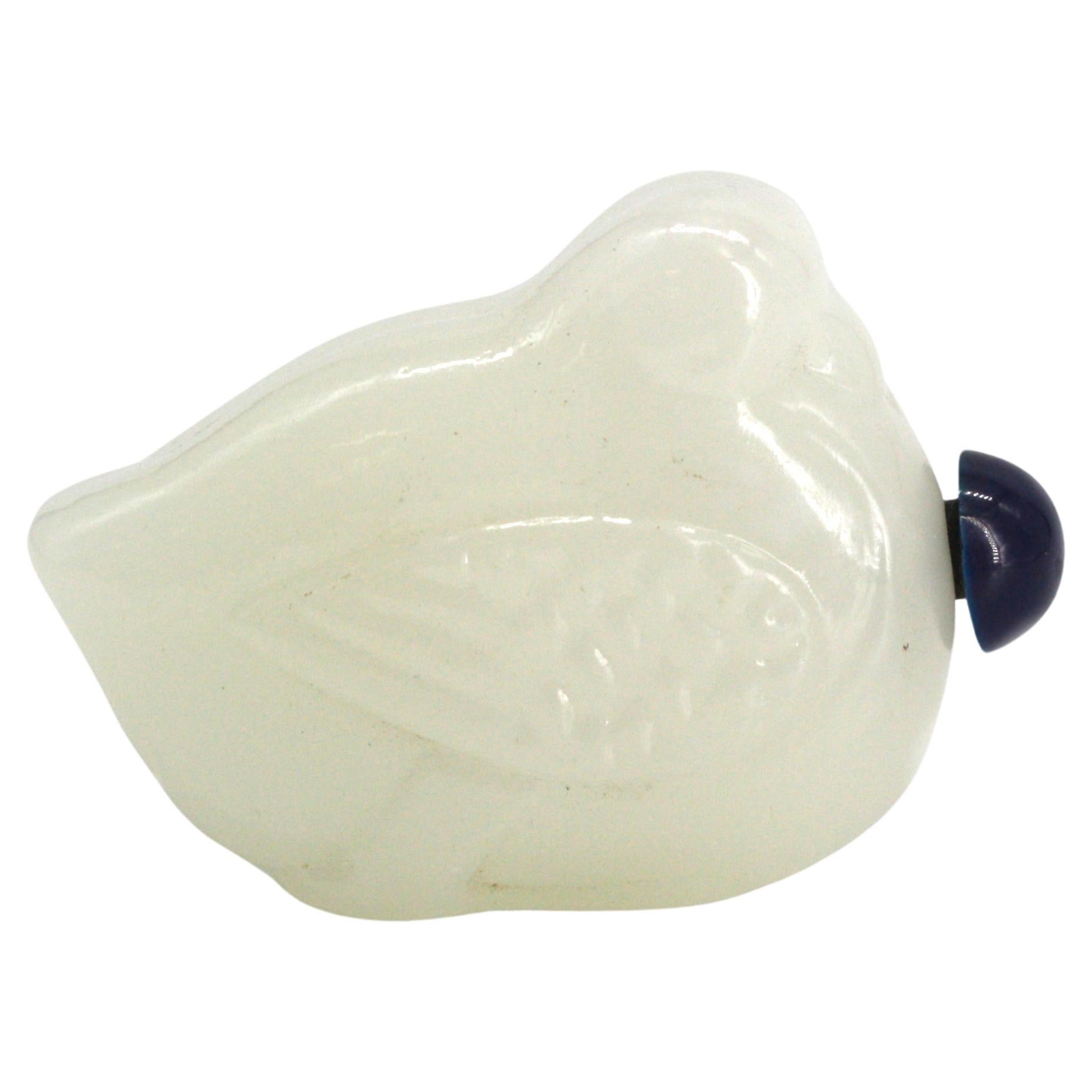Chinese Sparrow Form White Glass Snuff Bottle