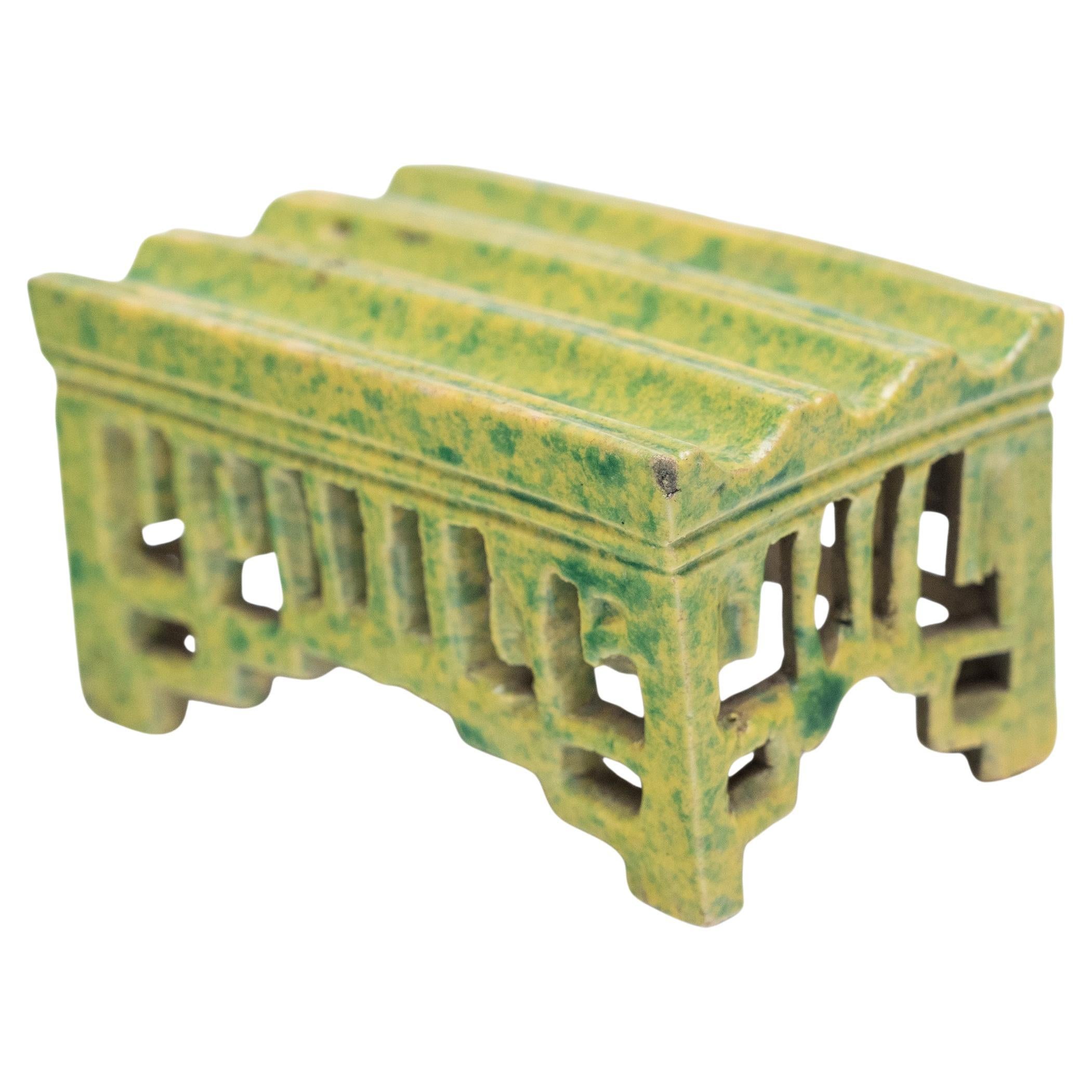 Repose-pinceau chinois en vert moucheté, c.C. 1800