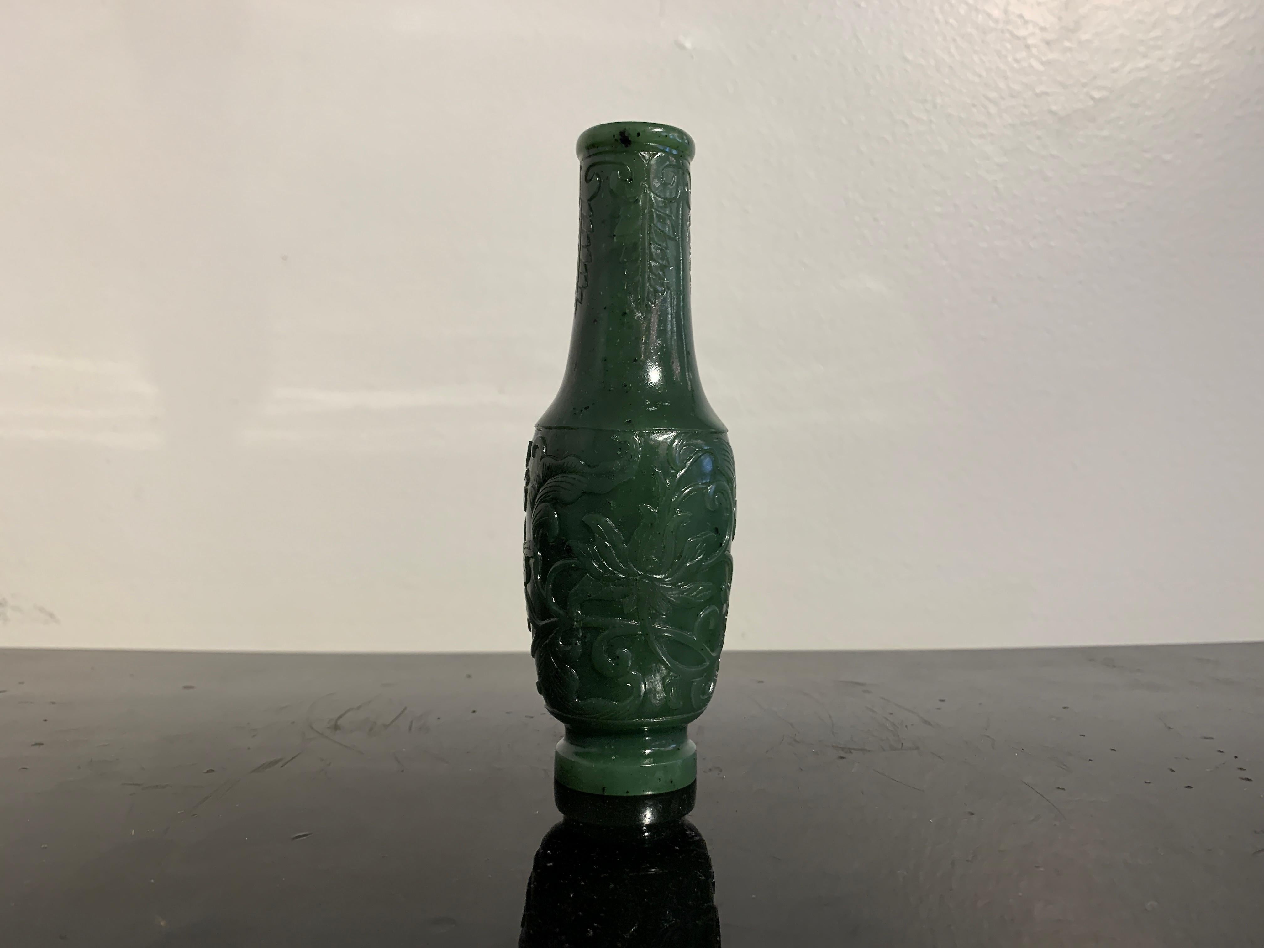 Chinese Spinach Green Jade Incense Tool Vase, Qing Dynasty, 18th/19th Century In Good Condition For Sale In Austin, TX
