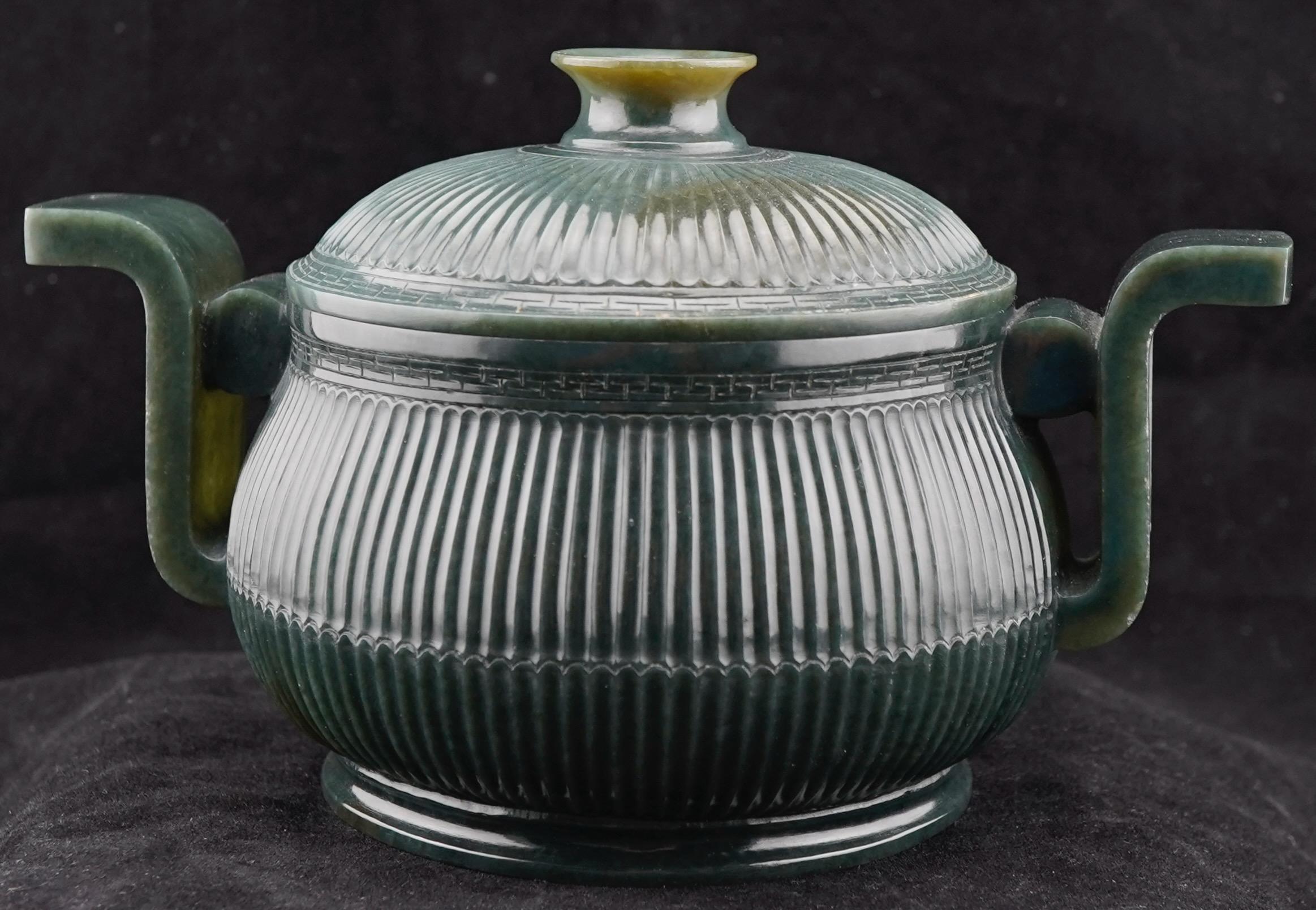 Encensoir et couvercle chinois en jade néphrite vert épinard. Surface en vannerie, poignées archaïques, paroi translucide. Fausse marque Qianlong, mais probablement de la période Qing ultérieure. Ancienne étiquette de Christie's collée sur le dos de