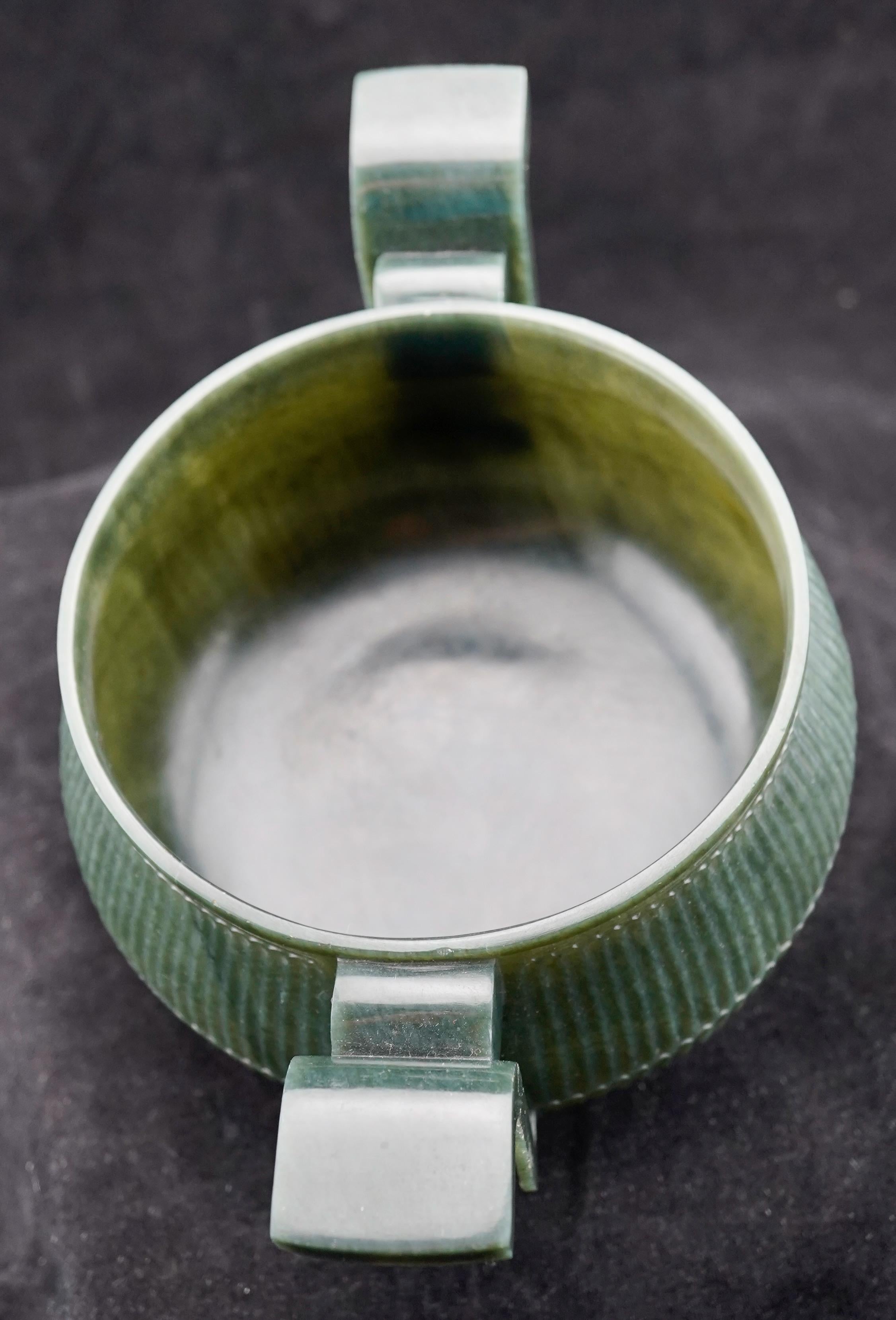 Sculpté Encensoir et couvercle chinois en Jade Greene & Greene, dynastie Qing en vente