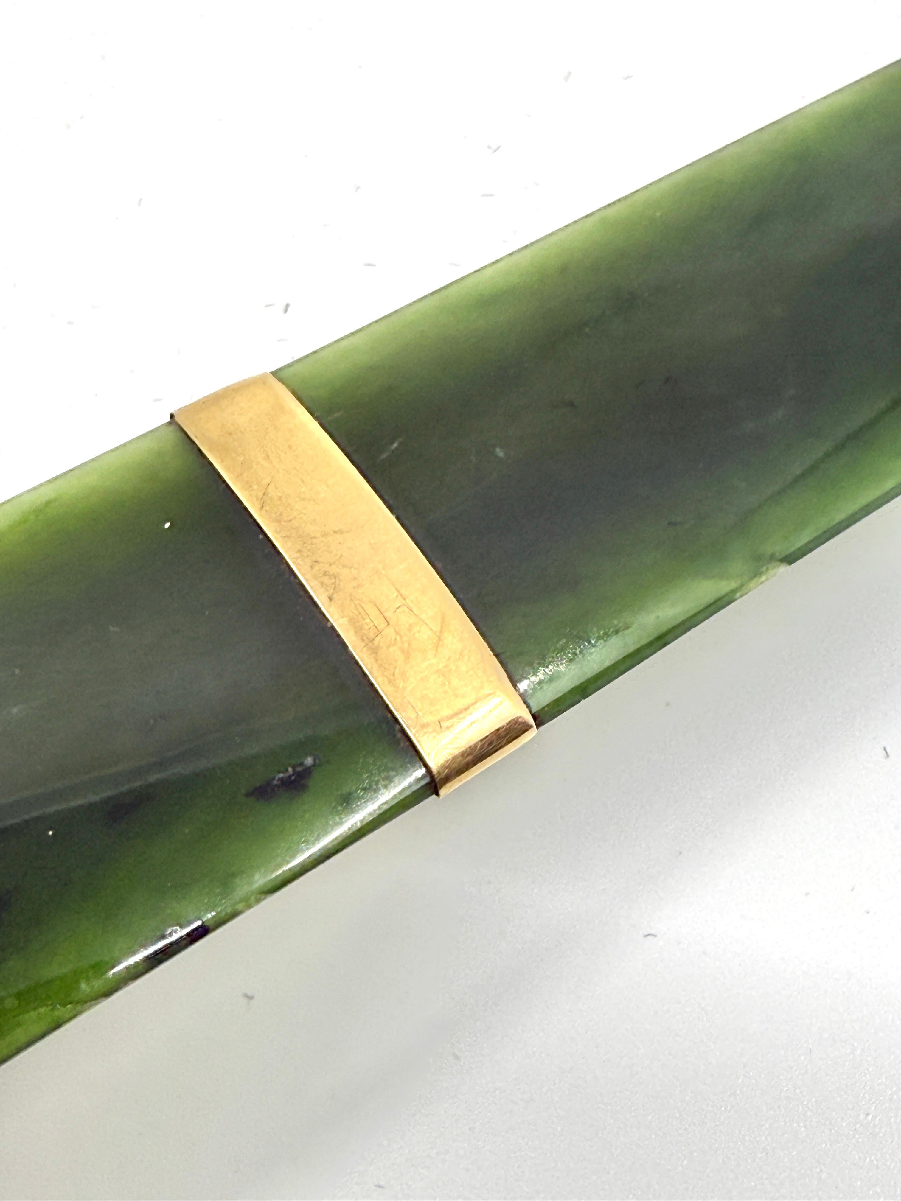 Chinese Spinach Jade and Gold Page Turner with a small Agate Page Turner In Good Condition For Sale In Palm Springs, CA