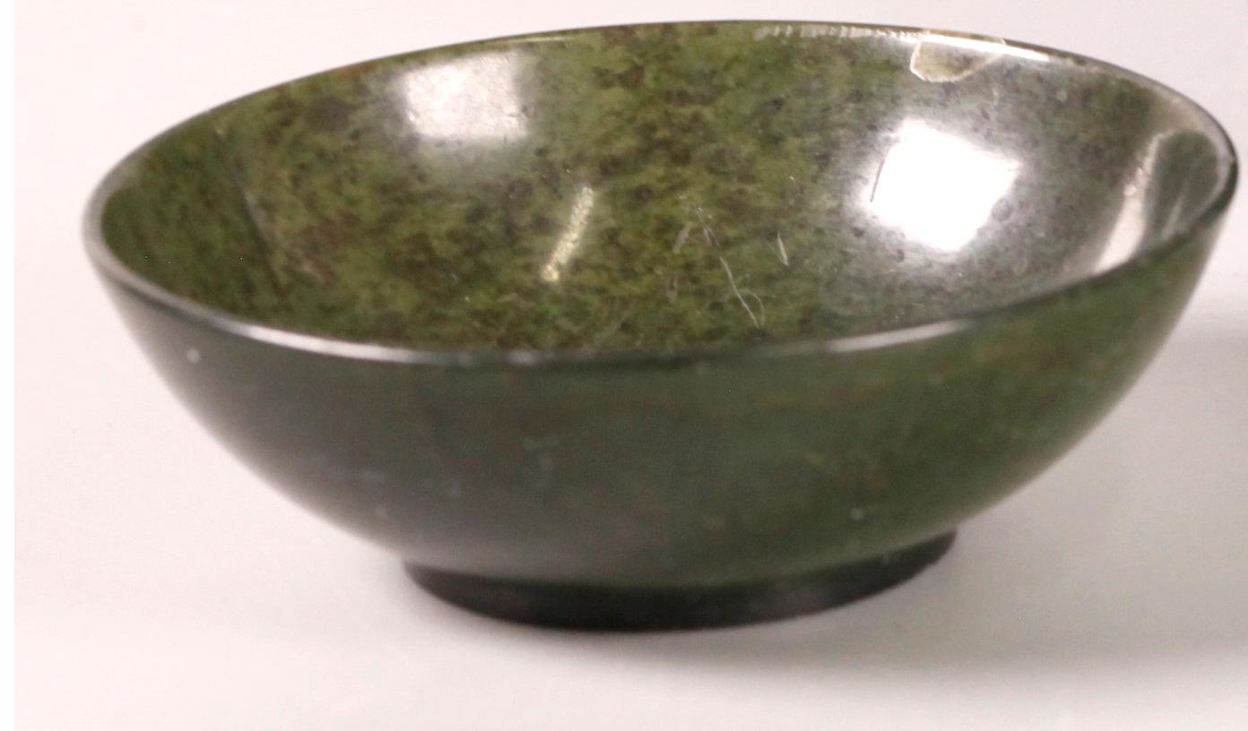 Ciotola di giada cinese con spinaci In condizioni buone in vendita a New York, NY